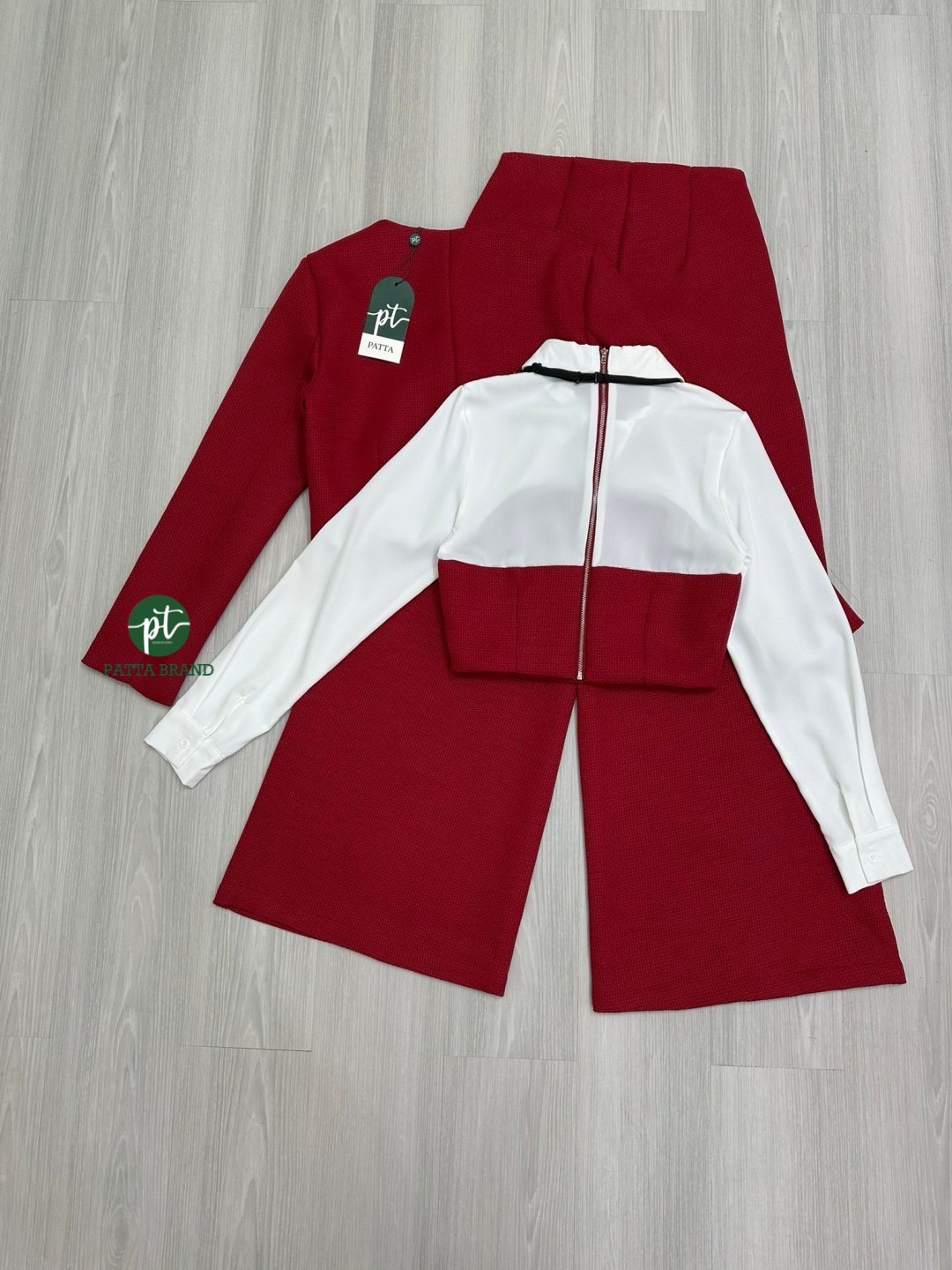 Set3ชิ้น สีแดงเสื้อแขนยาวมีกระดุมหน้าและกระเป๋า2ข้างล้วงได้ มาคู่เสื้อตัวในทูโทนขาวแดง ช่วงบนเย็บต่อผ้าเชิ้ตสีขาวพริ้วมีซืปหลัง เพิ่มความเก๋ให้กับชุดมีเนคไทริบบิ้นดำแต่งเพชรให้ด้วยนะคะคุ้มสุดๆ และคู่กางเกงขายาวทรงกระบอกดีเทลตีเกร็ตยาวด้านหน้าให้ทรงสวย แต่