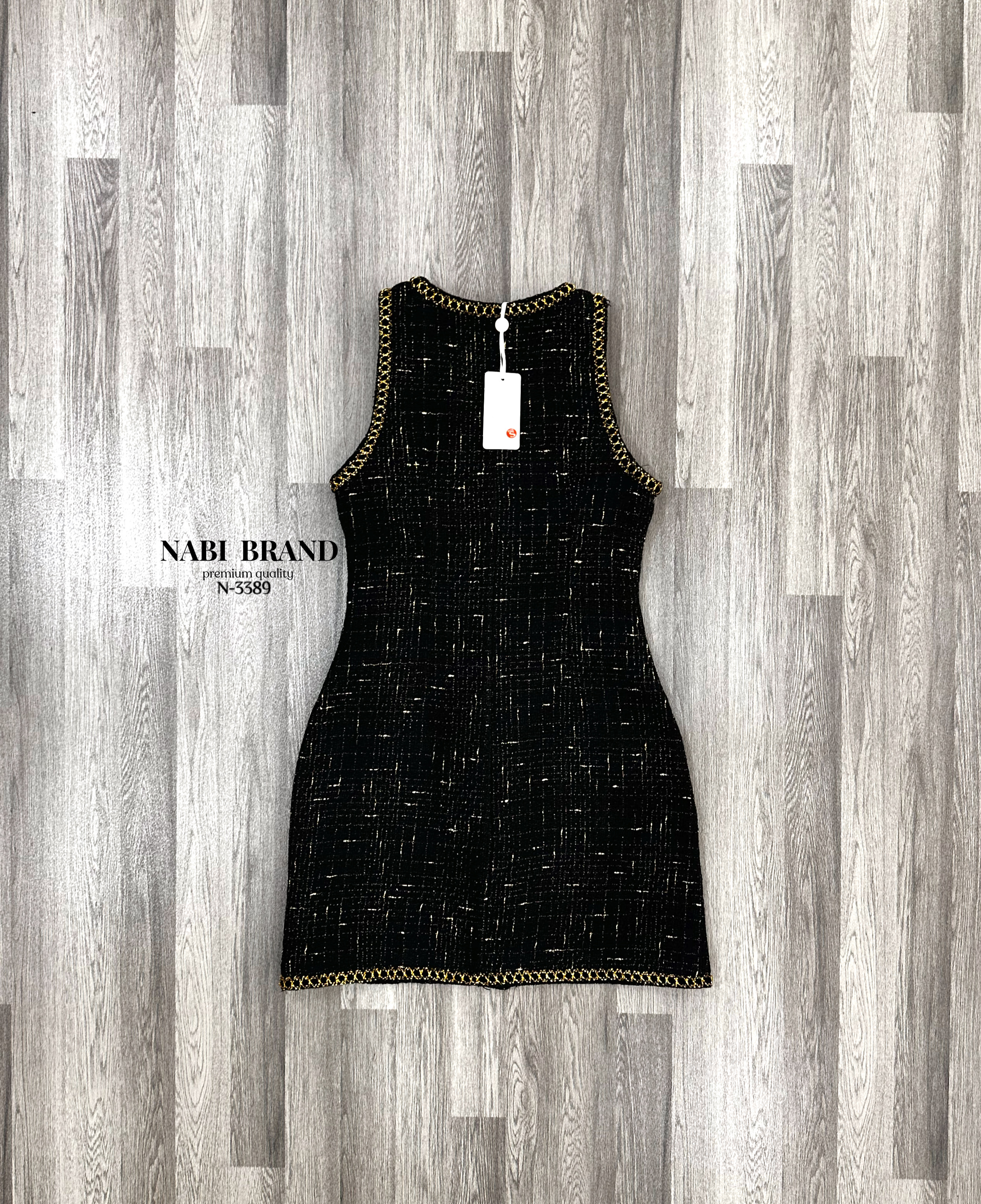 Label :: #NABIBRAND Code :: N-3389 Detail :: เดรสผ้าทวิตแขนกุด ทรงสวมใส่ แต่งด้วยกระดุมหน้าไข่มุกหรูหรา และแต่งขอบเดรสสีทอง มีช่องกระเป๋าหน้าให้ 2 ช่อง มีซับซับในและฟองน้ำมาให้ การันผ้าดี ผ้าดีมาก คุ้ม!! ทรงสวยเป๊ะ 🖤 #เสื้อผ้าแบรนด์NABI #NABIBRAND