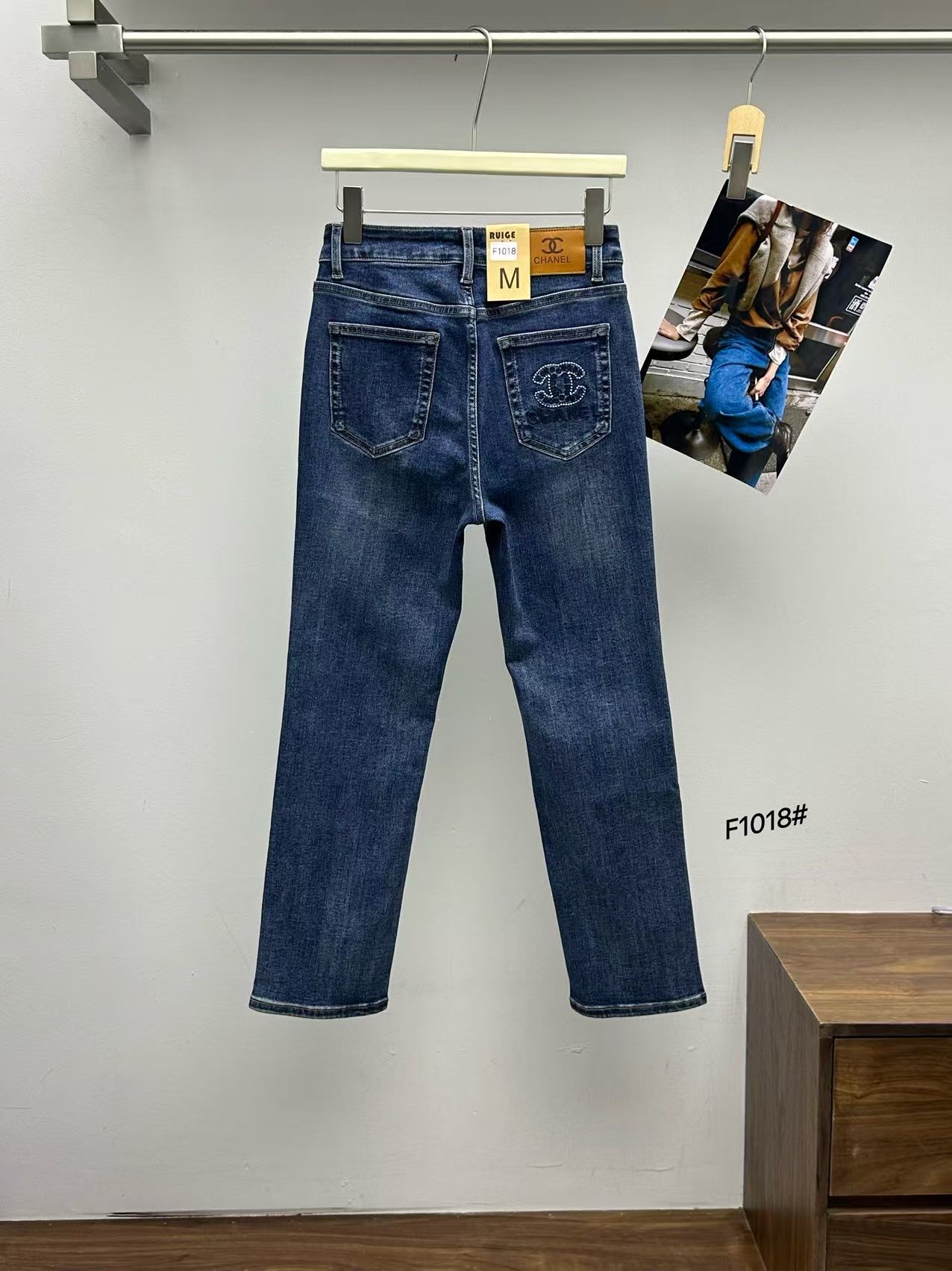 No.RGF1018# S-XXL - กางเกงยีนส์ขากระบอกเล็ก8ส่วน ทรงขาตรง สีเข้มสวยมาา ทรงเรียบๆ ดีเทลปั๊มโลโก้ตรงกระเป๋าข้างหลัง ใส่น่ารักจริงๆ งานผ้านิ่มมาก ใส่สบายสุดๆ ผ้ายีนส์ยืดหยุ่นได้เยอะค่ะ ใส่ทรงสวยทุกส่วน