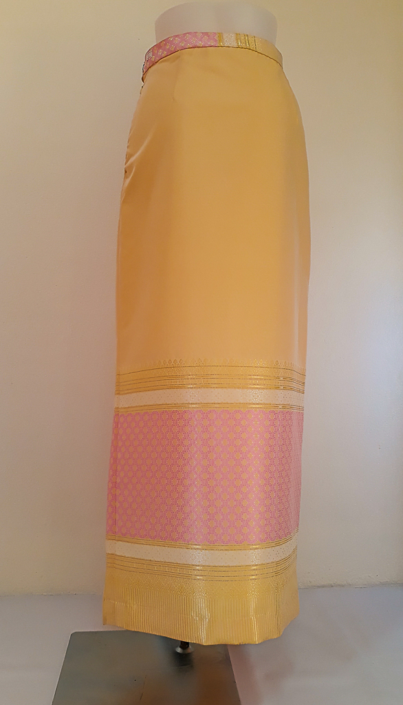 ผ้าถุงไหมสำเร็จรูป (สีครีม) งานตัดเย็บประณีต อัดผ้ากาวตามสีของผ้าถุง เนื้องานดีเกรด A (รอบเอว 32 นิ้ว)