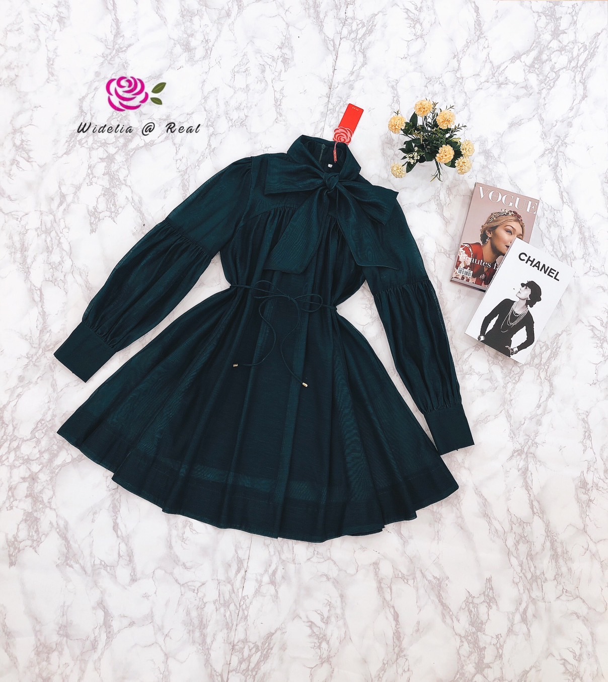 Dress :: เดรสสั้นตัวสวย งานเก๋ อลัง เนื้อผ้าสวยงานเกรดพรีเมี่ยม ท่อนแขนยาว ท่อนล่างเดรสทรงเอบานสวิงย้วยสวย แนะนำเลย รับรองใส่ออกมาไม่ผิดหวัง บอกเลยห้ามพลาดเด็ดขาดงานดีงานสวยจริงต้อง Widelia @ Real