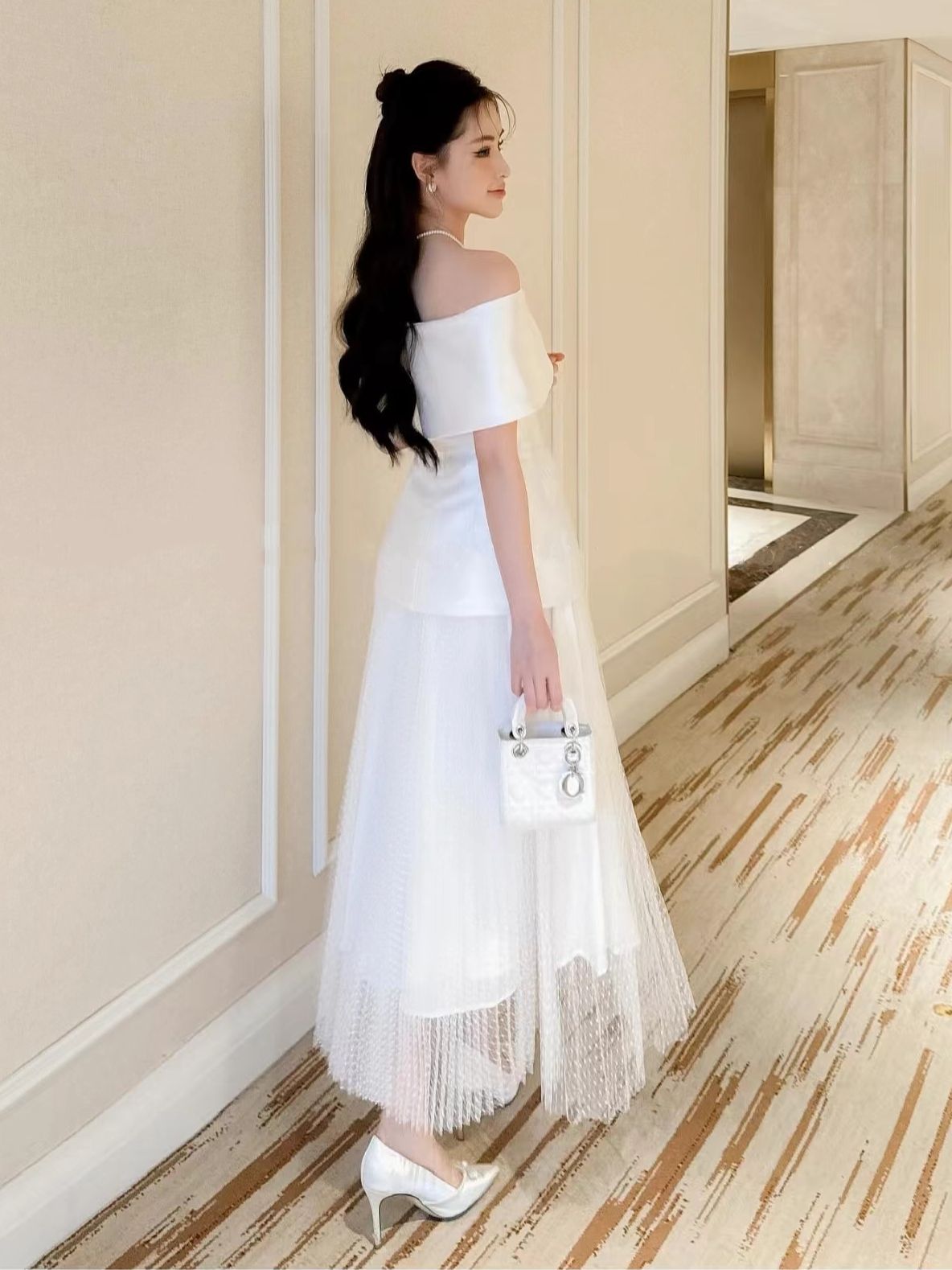 Set เสื้อปาดไหล่ แต่งกระดุมเรียงด้านหน้า ซิปด้านหลังใส่ง่ายค่ะ แต่งกระเป๋าด้านหน้า แมทช์กับกระโปรงยาวผ้าตาข่ายอัดพลีท เนื้อผ้าดีมีซับในทั้งชุดค่ะ สามารถแยกใส่กับชุดอื่นได้อีกเยอะเลยค่ะ ... ใส่ออกมาแล้วเป๊ะเว่อร์ แพทเทรินเนี๊ยบสุดๆ สามารถใส่ได้ในทุกโอกาสเล