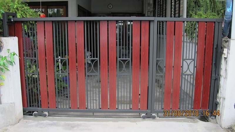 รับติดตั้งประตูรั้วเหล็กผสมอลูมิเนียมลายไม้0098