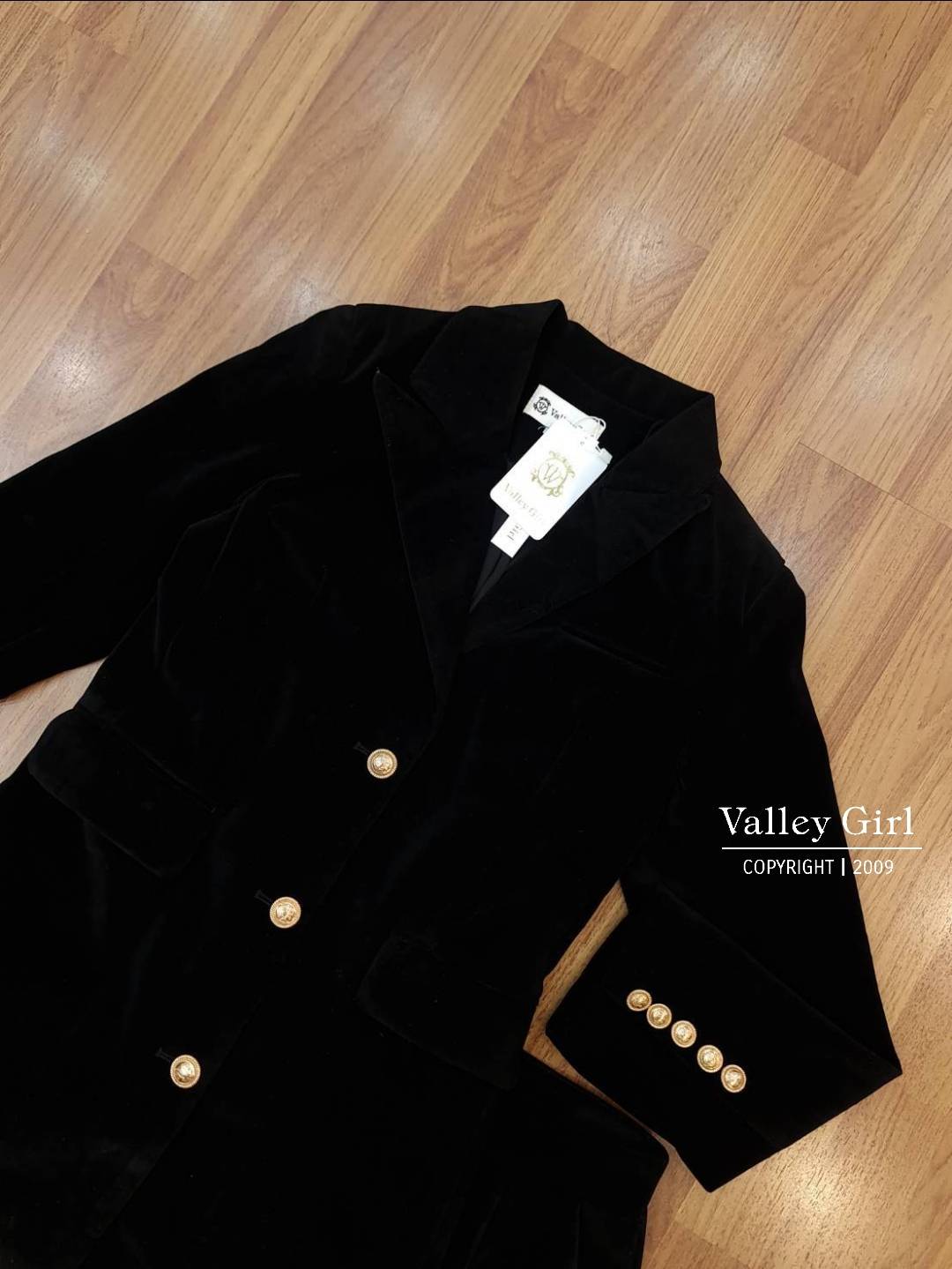 พร้อมส่ง*** เสื้อสูท + กางเกงขาสั้น เรียบหรูดูไฮ ผ้ากำมะหยี่อย่างดี ผ้าหนาเป็นทรง ด้านในบุซับในอย่างดี กระดุมทองเพิ่มความหรูหรามีกางเกงขาสั้นให้ด้วยค่า