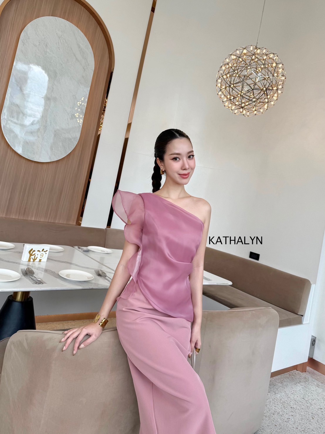 Tag : KATHALYN Detail : เดรสกระโปรงไหล่เดี่ยว ทรงพอดีตัวใส่กำลังสวย สีสวยขับผิวเนื้อผ้าดีมากยับยาก ท่อนบนแต่งผ้าสองชั้นด้านในเป็นผ้าพื้น ด้านนอกแต่งผ้าแก้วไม่คันเข้ากันกับสีชุด ความยาวกำลังพอดีใส่กำลังสวย ด้านหลังผ่าเดินสะดวก