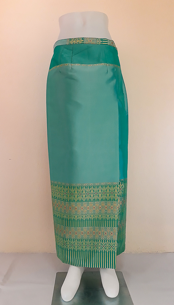 ผ้าถุงไหมสำเร็จรูป (สีฟ้า) งานตัดเย็บประณีต อัดผ้ากาวตามสีของผ้าถุง เนื้องานดีเกรด A (รอบเอว 30 นิ้ว)