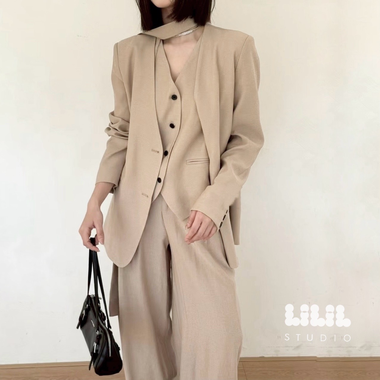 ชุดSet LILIL STUDIO🎀 ใครชอบชุดSet แกรมๆ รุ่นนี้พร้อมส่งค่ะ ผ้าฝ้ายลินินเนี้ยบๆ ใส่แยกได้ เกงเอวยางยืดซิปหน้า