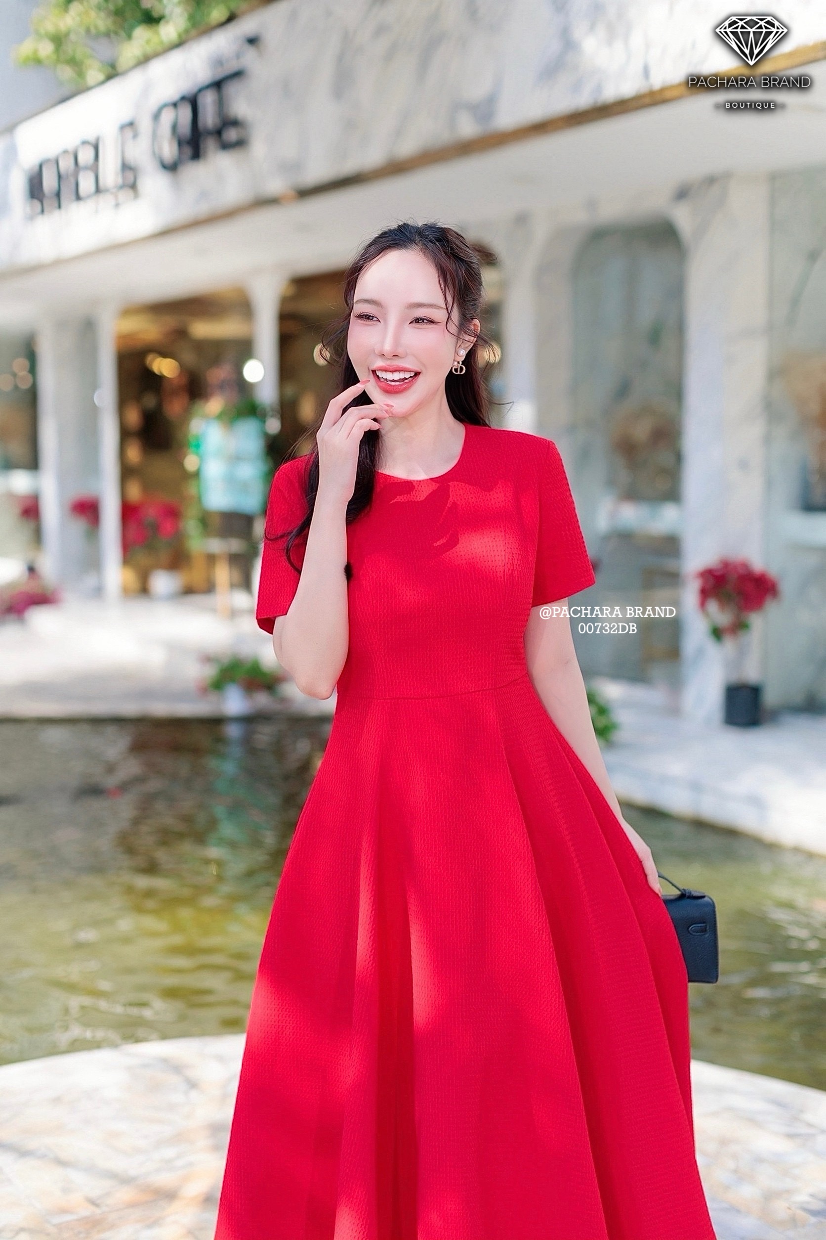 เดรสยาวคอกลมแขนสั้นสีแดง ช่วงเอวตีเกร็ดเข้ารูป ชายกระโปรงบานเป็นทรงสวยมาก เนื้อผ้าหนามีเท็กเจอร์ทอลายนูนสวย งานซิปด้านหลัง มีซับในอัดกาวอย่างดี รุ่นนี้ใส่ชิลล์ถ่ายรูปสวยได้ทุกโอกาสเลยนะคะ #PACHARABRAND