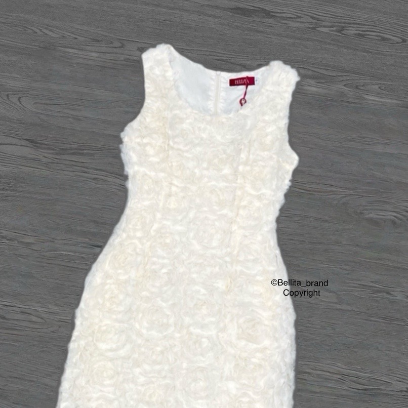 เดรสยาวผ้า 3D สีครีม คอกว้างแขนกุด เอวเข้ารูป ชุดสีครีม ผ้า 3D ลายดอกกุหลาบ มีซับใน ซิปด้านหลัง