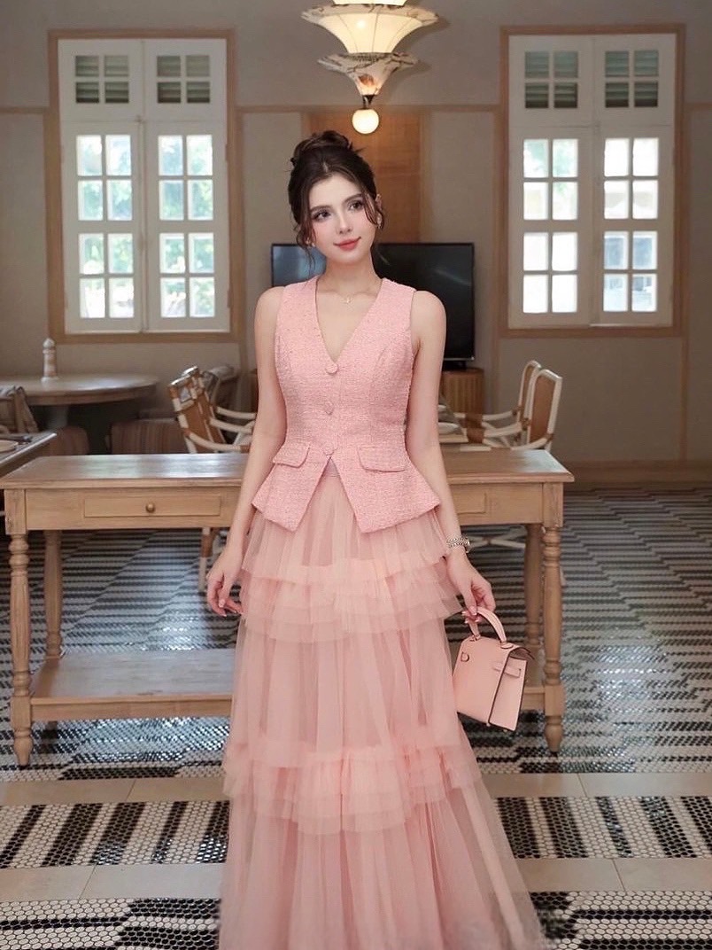 เซ็ตเสื้ตผ้าทวิตแขนกุดสีชมพูมาคู่กับกระโปรงเอวสูงสีชมพูชั้นฟูพร้อมใส่แล้วโลกสดใสมากๆค่ารุ่นนี้ ใส่vacayถ่ายรูปกับแก๊งค์เพื่อนๆไม่มีผิดหวังเลยค่า ห้ามพลาดเลยน้าตัวนี้ !