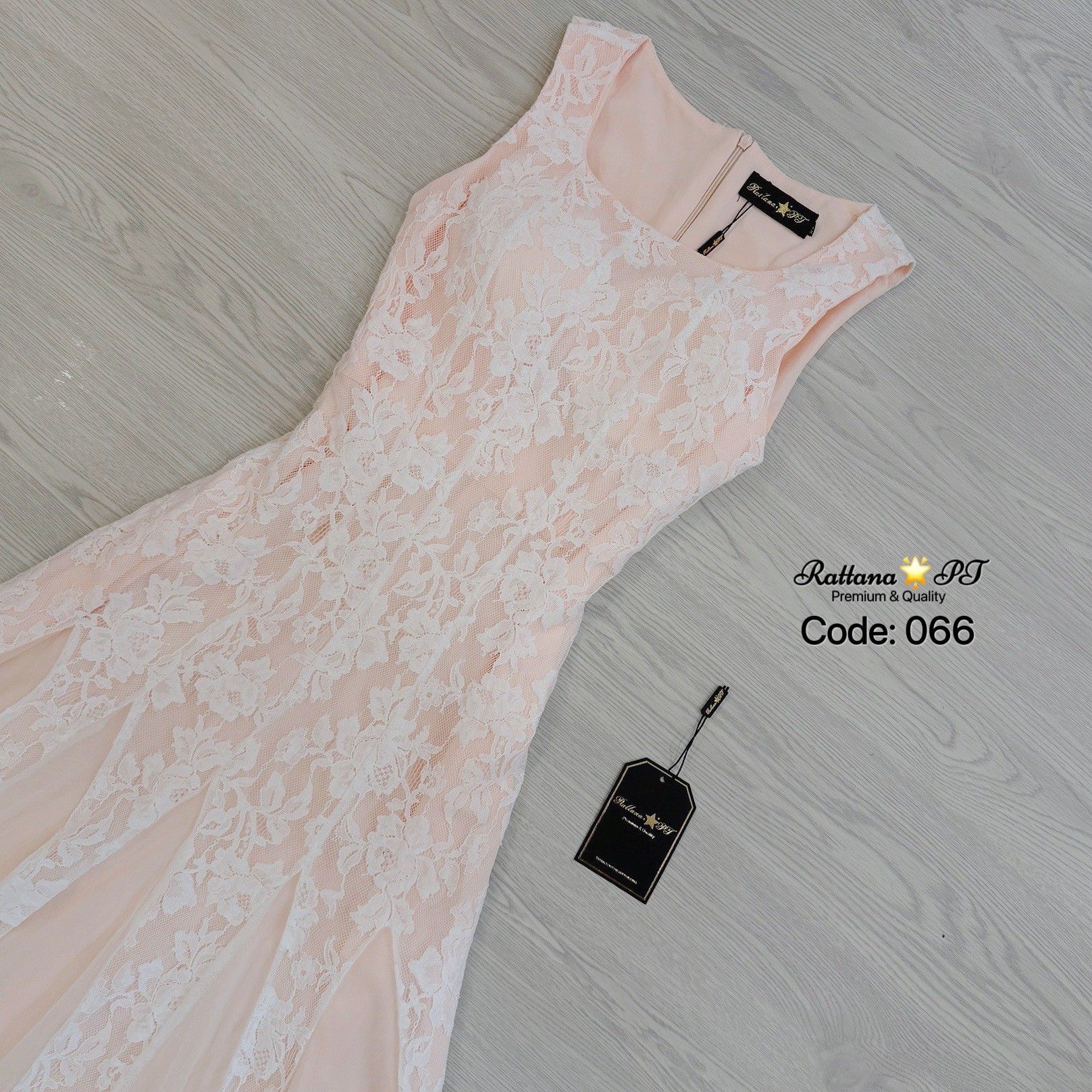 เดรสยาวลูกไม้ทั้งชุด ทรงสวยมาก ละมุนที่สุด เรียบหรูดูดี จะใส่ออกงาน ออร่าพุ่ง สวยเด่นกว่าใคร ใส่แล้วดูงามสง่า เนื้อผ้าดีมากชุดมีซับใน หน้าอกมีฟองน้ำ มีซิบด้านหลัง