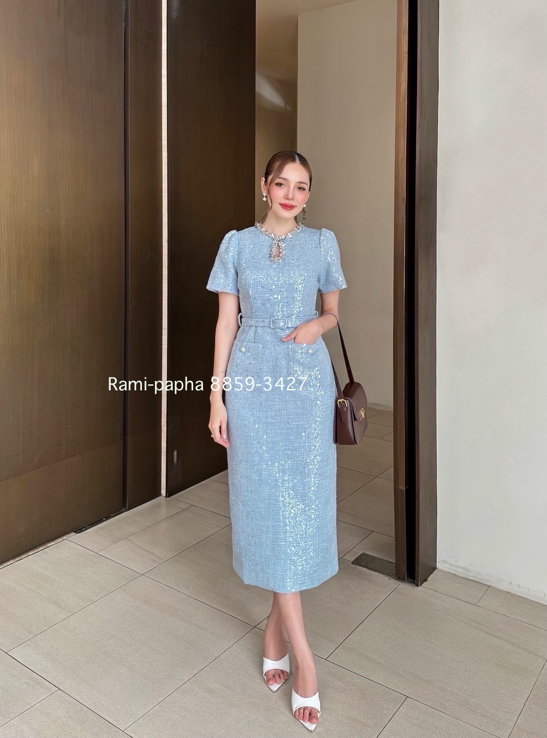 Label :: RAMI-PAPHA(รมิปภา) เดรสตัวยาวเนื้อผ้าทวีตปักwinkสวยหรูโดดเด่น ยิ่งโดนแสงยิ่งสวย winkปักสลับเล็กใหญ่แน่นๆสวยมากก ดีเทลแต่งอะไหล่คอสวยหรูโดดเด่น มีฟองน้ำจัดให้ทรงสวย กระเป๋าหน้าใช้งานได้จริง แต่งกระดุมมุกล้อมเพรชสีเงิน ชายกระโปรงด้านหลังผ่าขึ้น ซับ