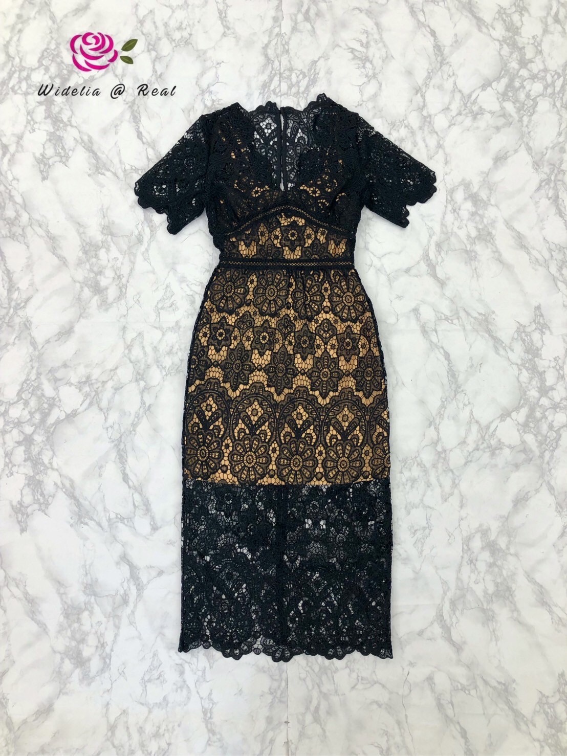 Dress เดรสลูกไม้สีดำแขนสั้นแสนสวย รุ่นนี้น่ารักมาก เนื้อผ้าอย่างดี มาในโทนสีดำซับในน้ำตาล งานทรงสวยเป๊ะ คัตติ้งเนี๊ยบ ลวดลายของลูกไม้ดูดีดูแพง ใส่ออกเดรสออกงานได้สบาย รับรองใส่ออกมาไม่ผิดหวังการันตีให้เลย บอกเลยห้ามพลาดเด็ดขาดงานดีงานสวยจริงต้อง Widelia @