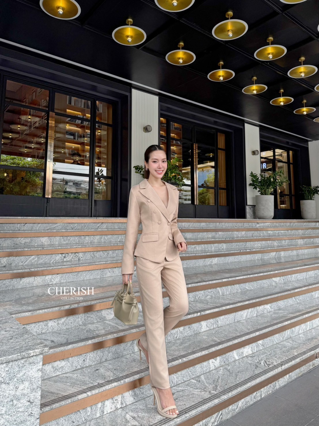 Setsuit เสื้อ+กางเกง เรียบหรู ดูเท่ ทรงสวย ใช้ผ้าดี ใส่สบาย ตัวเสื้อสูทแต่งกระดุม มีกระเป๋า พร้อมซับในทั้งตัว มาพร้อมกับกางเกงขากระบอก มีกระเป๋า 2 ข้าง