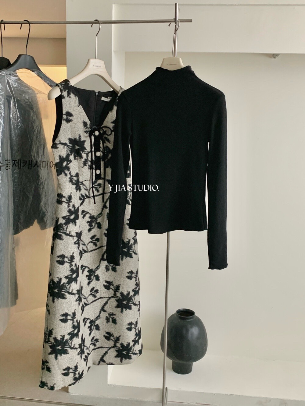 YA SHOP 5767# Set 2 pcs เสื้อแขนยาวคอปีน เนื้อผ้ายืดอย่างดี + เดรสคอวีลายดอก แขนกุด งานซิปหลัง เนื้อผ้าดี มีซับใน งานสวย