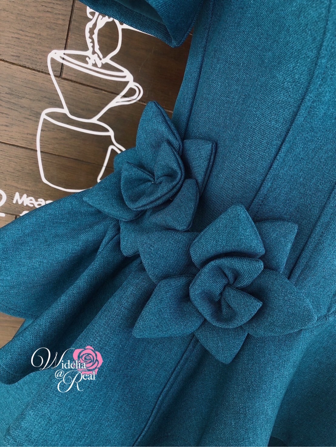 Dress เดรสแขนสั้น คอเหลี่ยม มีเข็มกัดดอกไม้ 2 ดอก เนื้อผ้าเรียบ สีพื้น โทนสีเขียวมรกต ซิปหลัง ช่วงกระโปรงทรงบานเย็บเป็นชั้นระบาย เนื้อผ้าอย่างดีมีน้ำหนัก ไม่บาง งานคัตติ้งเนี๊ยบมากๆ ทรงสวยมากๆ งานคือเป๊ะค่ะ รับรองใส่ออกมา