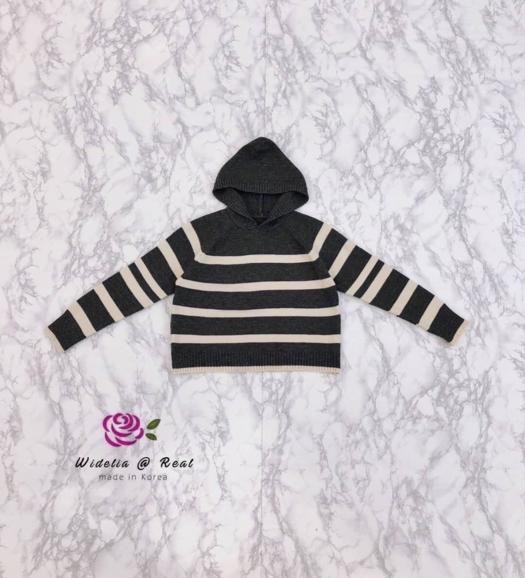 Blouse :: เสื้อตัวยาวสุดเก๋ รุ่นนี้ปังมากแม่ งานเกรดพรีเมี่ยม ตัวเสื้อเป็นไหมพรมเนื้อนุ่มนิ่มทอสลับเป็นริ้วสวย มาพร้อม Hood สุด Cute งานสวย ทรงเป๊ะ คัทติ้งเนี้ยบมาก งานไหมพรมเนื้อดีมากนะคะ รับรองใส่ออกมาไม่ผิดหวังการันตีให้เลย บอกเลยห้ามพลาดเด็ดขาดงานดีงา