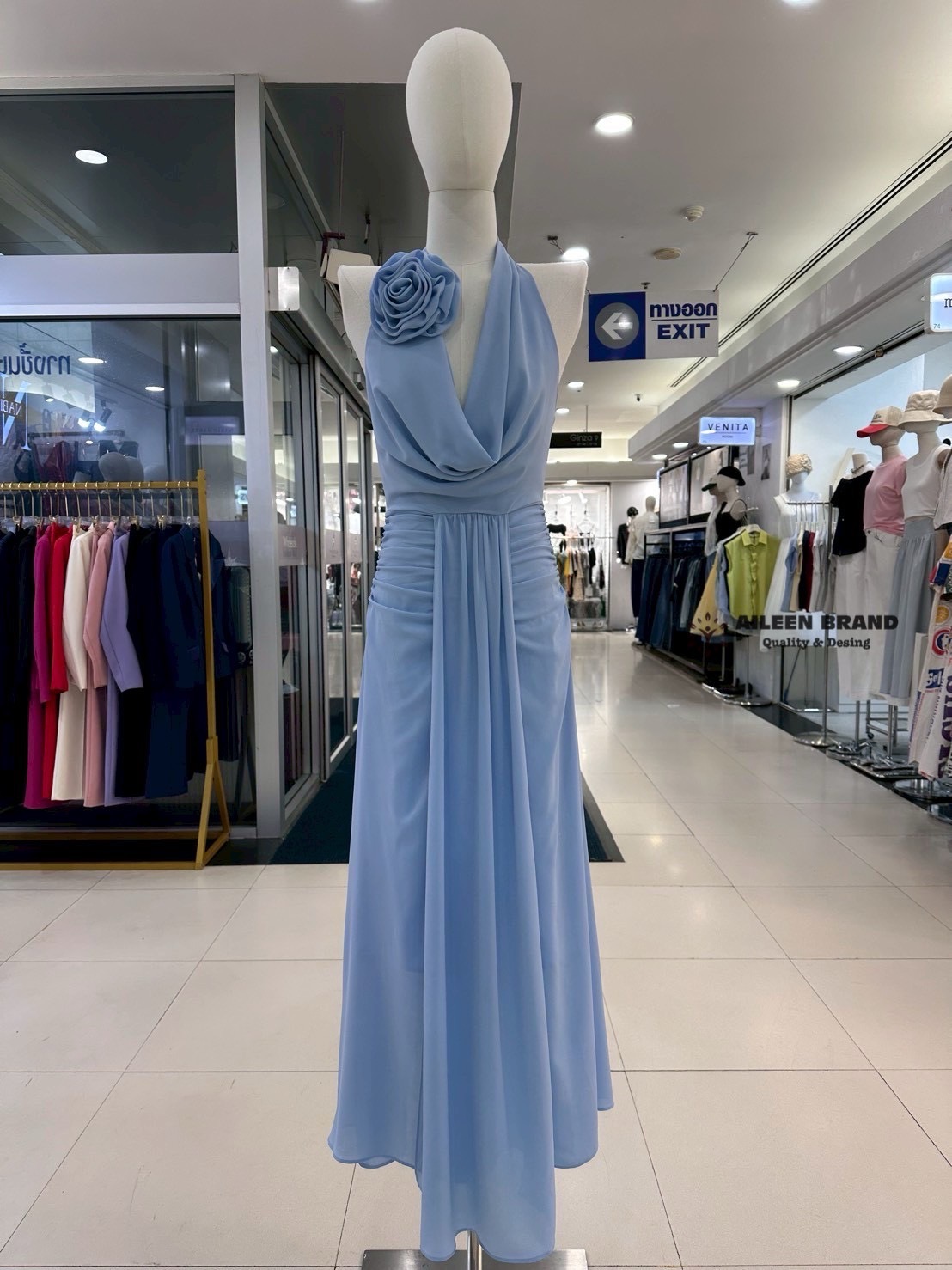 งานป้าย : Aileen Brand จัดจำหน่ายโดย : Aileen 👗 เดรสซีฟองคล้องคอ ดีเทลช่วงคอถ่วง แต่งจับจีบช่วงเอว ปล่อยชายผ้าตรงกลางยาวพริ้ว ตัวกระโปรงบานออก มีชับใน ซิปหลังอย่างดี มาพร้อมเข้มกลัดดอกไม้สีเดียวกับชุด อลังสุดๆ ใส่ออกมาดูสวย หรู สุดๆค่ะ