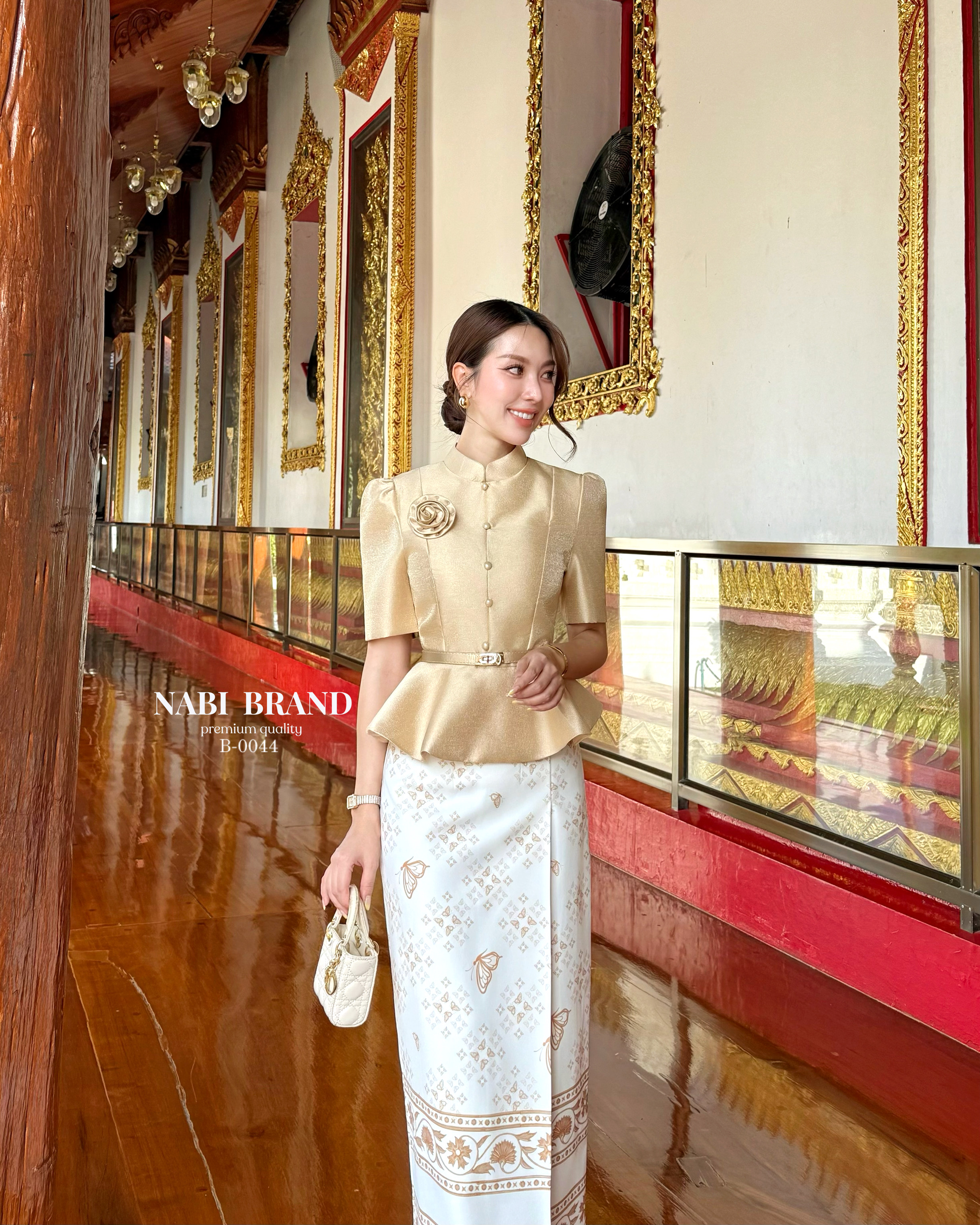 ชุดเซ็ตเสื้อแขนสั้น คอจีน ดีไซน์แต่งกระดุมด้านหน้า งานซิปหลัง ผ้าเงาสวยหรูอยู่ทรง มีฟองน้ำ ซับใน มาคู่กับกระโปรงพิมพ์ลายผีเสื้อ ผ้านุ่มงานอัดกาว ทำให้อยู่ทรง มีซับในอย่างดีงานซิปหลัง สวมใส่ง่าย ใส่แมทช์กับเสื้อและเข็ม คือสวย ดูสง่าผู้ดี สามารถใส่ออกงาน ใส