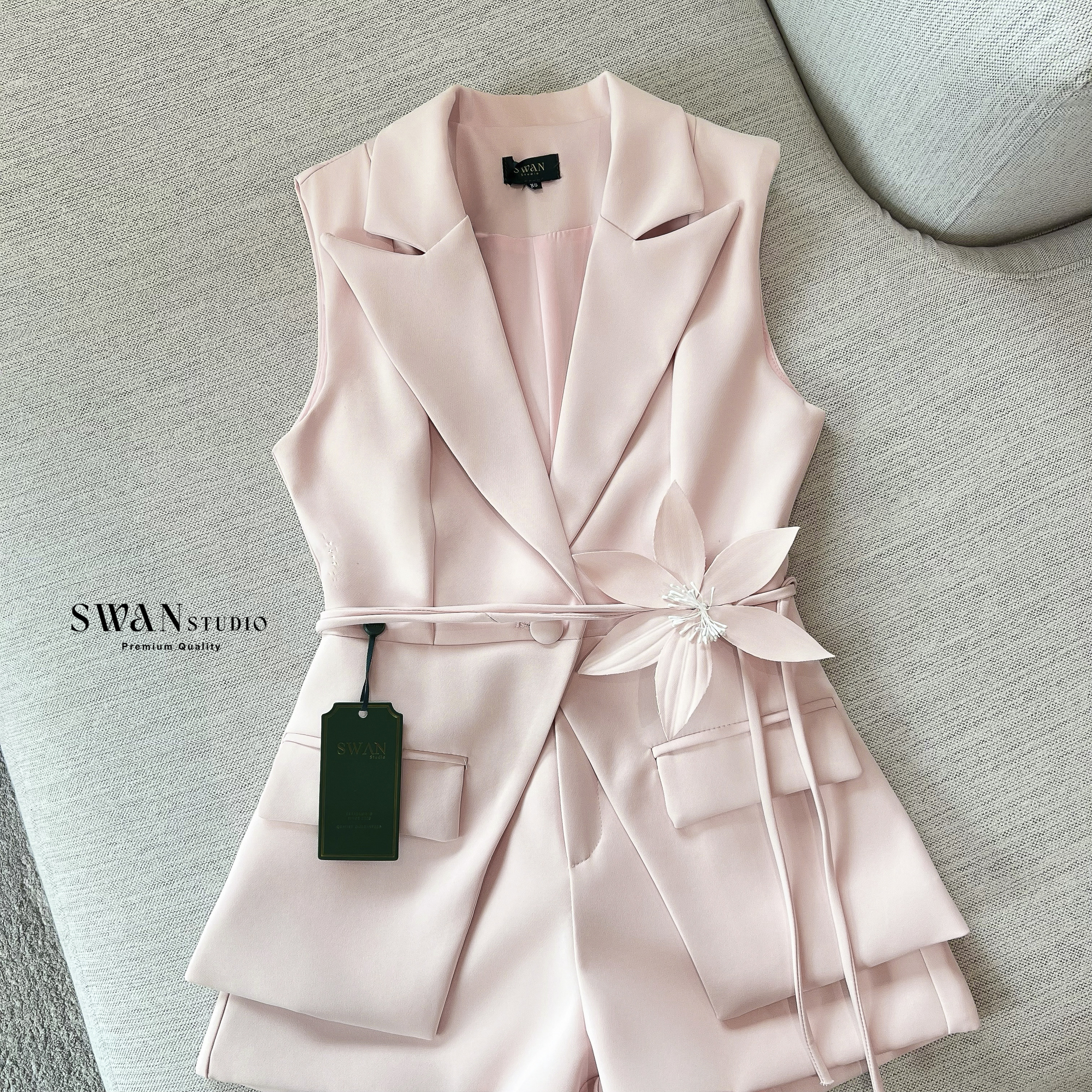 Detail : Set เสื้อทรงเบลเซอร์คอวีลึกให้ลุคเรียบหรูแต่แฝงความเซ็กซี่ ช่วงเอวแต่งสายตกแต่งด้วยดอกไม้เพิ่มความหรูหรามีระดับ ตัวเสื้อเข้ารูปช่วยขับสัดส่วนให้ดูเอวคอด ส่วนกางเกงขาสั้นทรงเนี้ยบช่วยยืดขาให้ดูเรียวยาว