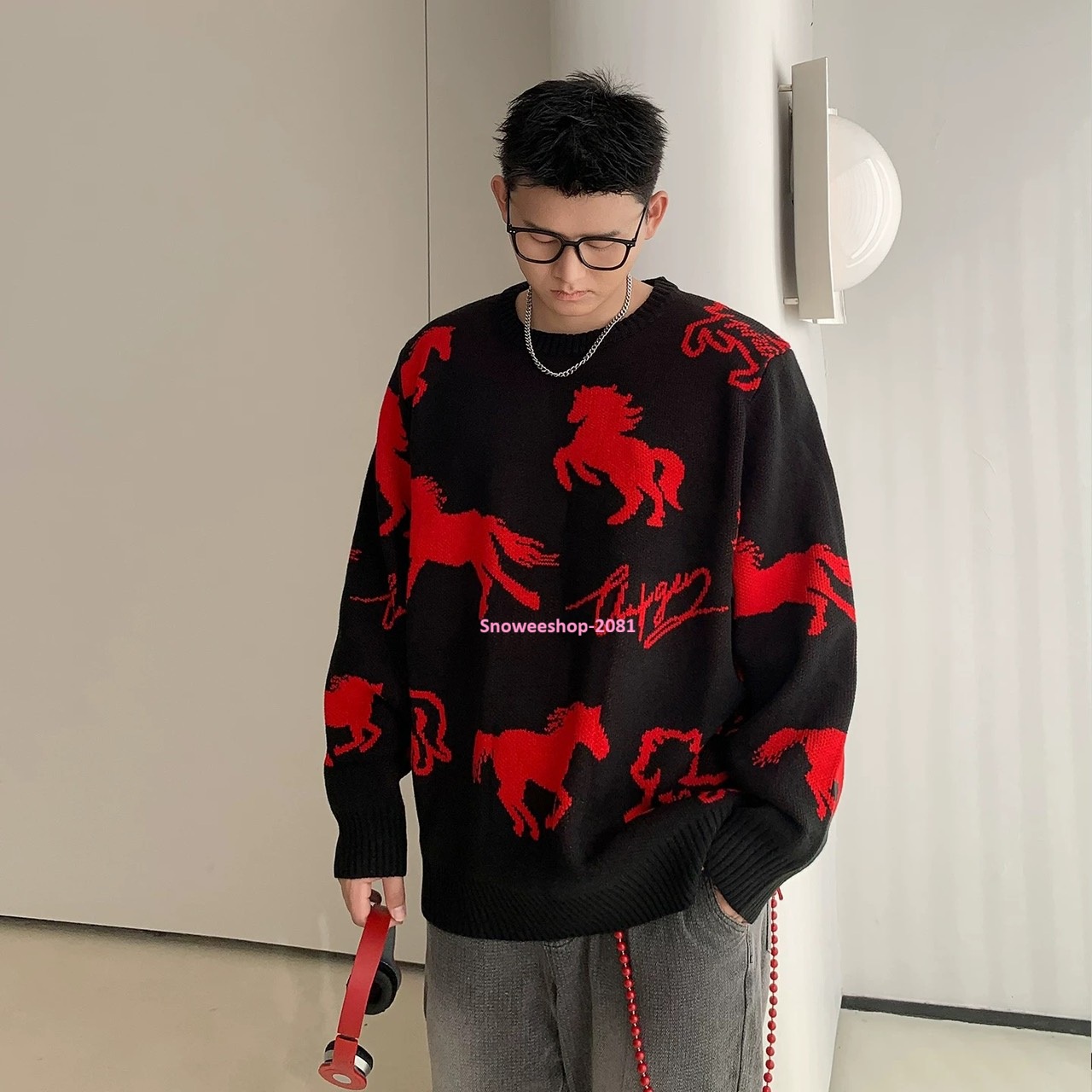 ลายม้าเท่เกินต้าน! ใส่แล้วดูแพงแบบโอปป้า เสื้อสเวตเตอร์คอกลมสไตล์เกาหลี ใส่ได้ทั้งชาย-หญิง ดีไซน์เรียบแต่ดูมีคลาส หนา อุ่น ใส่สบายสุด ๆ ใส่เที่ยวต่างประเทศก็เอาอยู่ ขนาดใหญ่พิเศษ 2XL – 8XL (ถึงอก 58") มีให้เลือก 2 สีเท่ๆ — ดำ / แดง