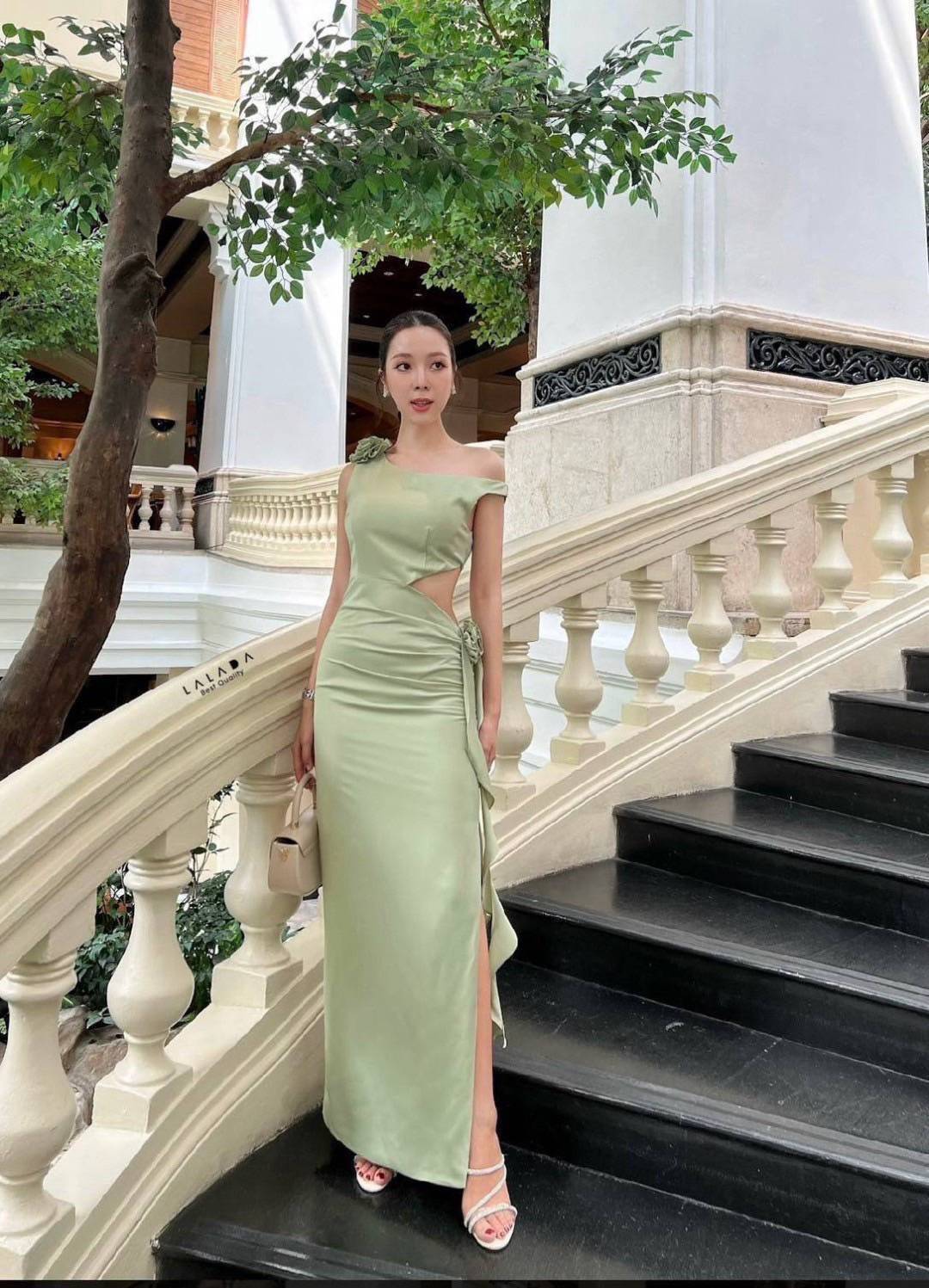 เดรสไปงานสวยหรู ใส่แบบไหล่ตก แอบมีความเซ็กซี่ช่วงเอว แต่งดอกไม้ช่วงเอวและไหล่ มีซิปหลัง อกเสริมฟองน้ำ สีสวยขับผิวออร่าพุ่ง