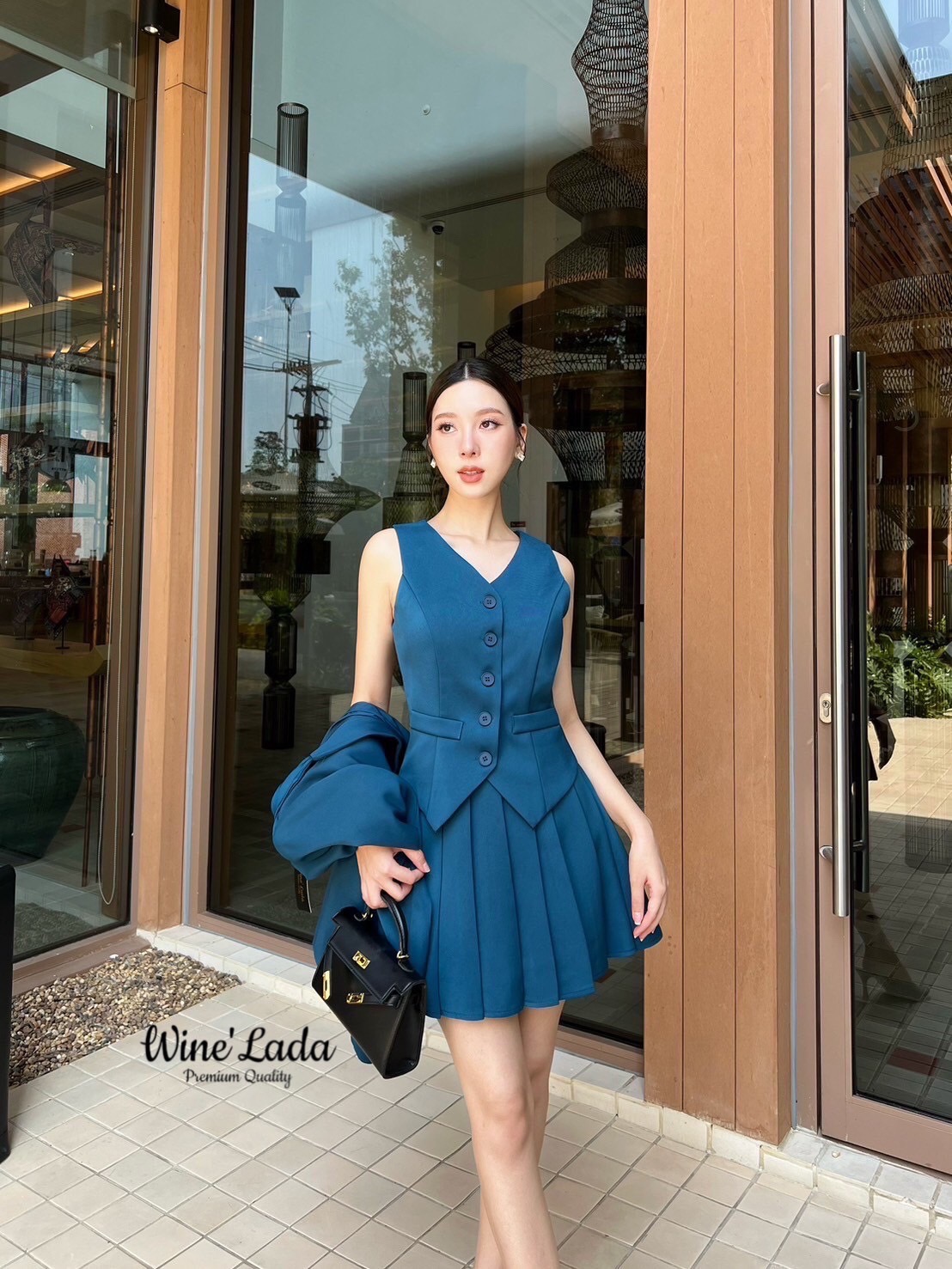 Set 3 Pcs. เซ็ทเสื้อแขนกุดกระดุมหน้า มาคู่กับเสื้อผ้าทรงสูทสีดำ มาพร้อมกับกระโปรงจีบรอบมีซับในกางเกงด้านใน คอมพีทลุคมาก ลุคเท่ห์ คลูๆ สายชิลล์ ต้องมีติดตู้นร้า เนื้อผ้าใส่สบาย ใครได้ลองแล้วจะหลงรักค่าา รับรองคุ้มเว่อร์ งานสวยมากค่ะ #Wine'Lada