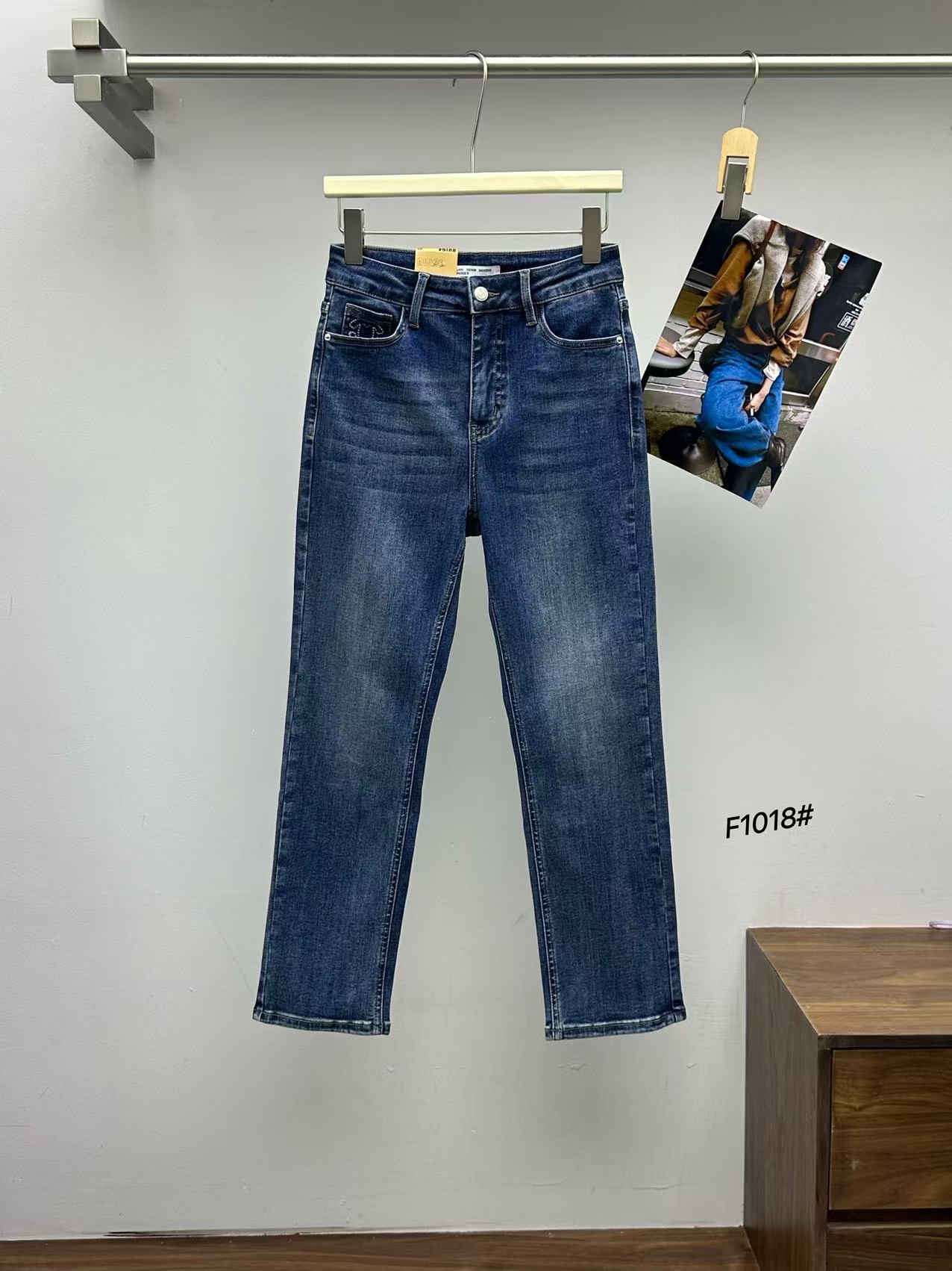 No.RGF1018# S-XXL - กางเกงยีนส์ขากระบอกเล็ก8ส่วน ทรงขาตรง สีเข้มสวยมาา ทรงเรียบๆ ดีเทลปั๊มโลโก้ตรงกระเป๋าข้างหลัง ใส่น่ารักจริงๆ งานผ้านิ่มมาก ใส่สบายสุดๆ ผ้ายีนส์ยืดหยุ่นได้เยอะค่ะ ใส่ทรงสวยทุกส่วน