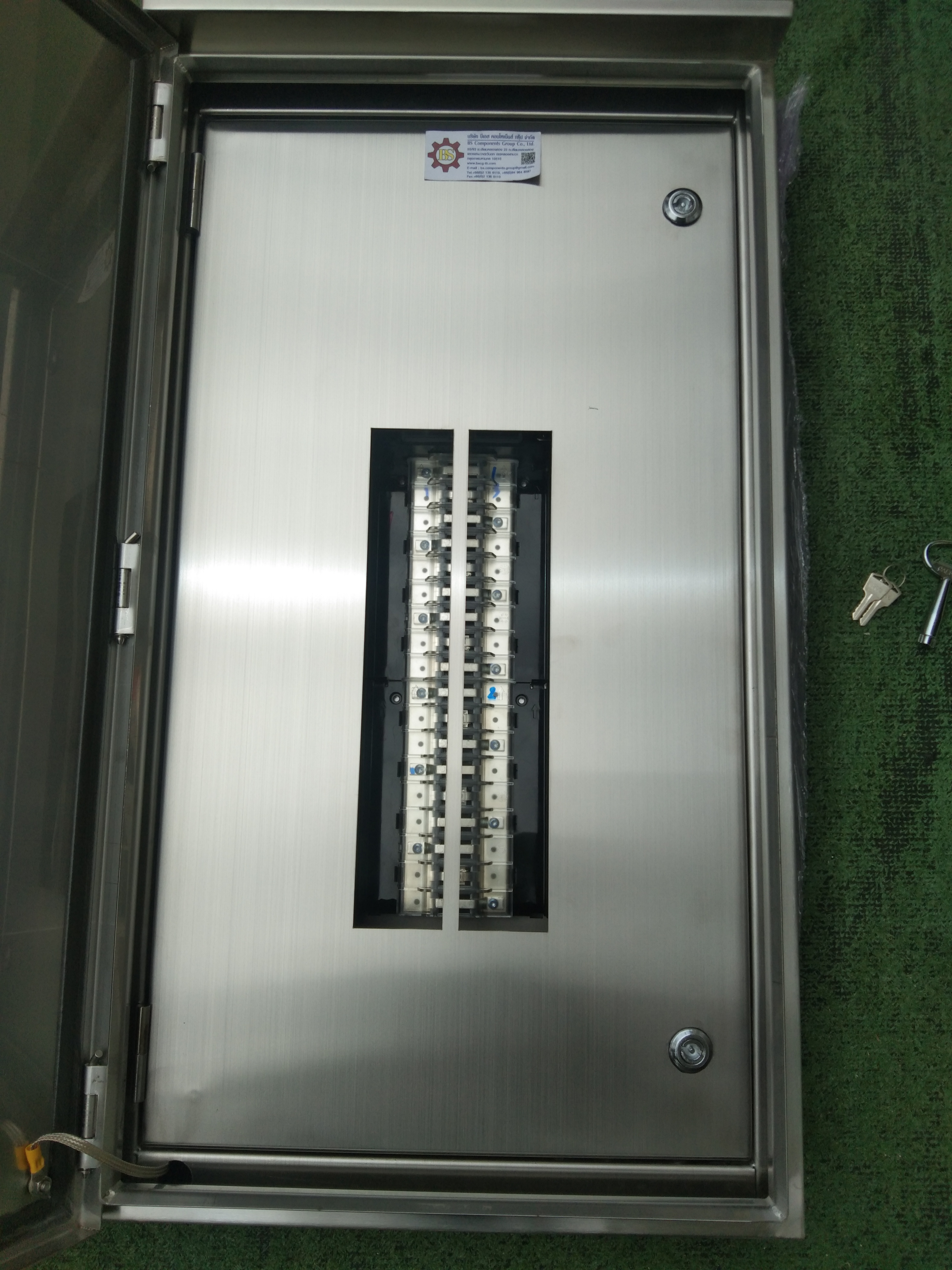 Main LUG 250A ตู้สแตนเลส 304 มีหลังคาสโลป W450xH800xD152mm. (36ช่อง)