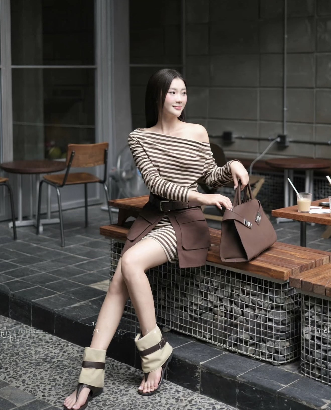 เซต 3 ชิ้น เสื้อยืดแขนยาวคอปาดลายสีน้ำตาลทรงยาว ใมาพร้อมกระโปรงผ้ายีนส์สีน้ำตาลแต่งดีเทลด้วยกระเป๋าข้าง พร้อมเข็มขัดสีน้ำตาลงานเก๋มาก การันตีงานคุณภาพ คัตติ้งประณีตใส่ใจทุกรายละเอียดของงาน