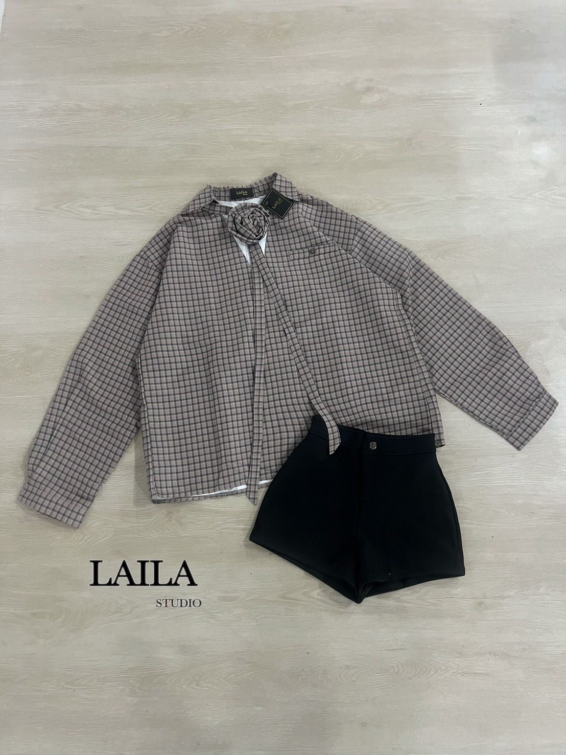 SETเสื้อ+กางเกง+ซ็อคเกอร์ เสื้อเชิ้ตคอปกแขนยาวงานโอเวอร์ไซร์ มาในโทนสีน้ำตาลลายตาราง ตัวเสื้อดีไซน์แต่งสายซ้อคเกอร์คล้องคอพร้อม้ข็มกลัดดอกไม้ลายเดียวกับตัวเสื้อ มาพร้อมกางเกงขาสั้นสีดำทรงเข้ารูป ลุคสวยเฟียสสวยนำเทรนส์ต้องลุคนี้เลยค่าา #lailabrand #กางเกงข