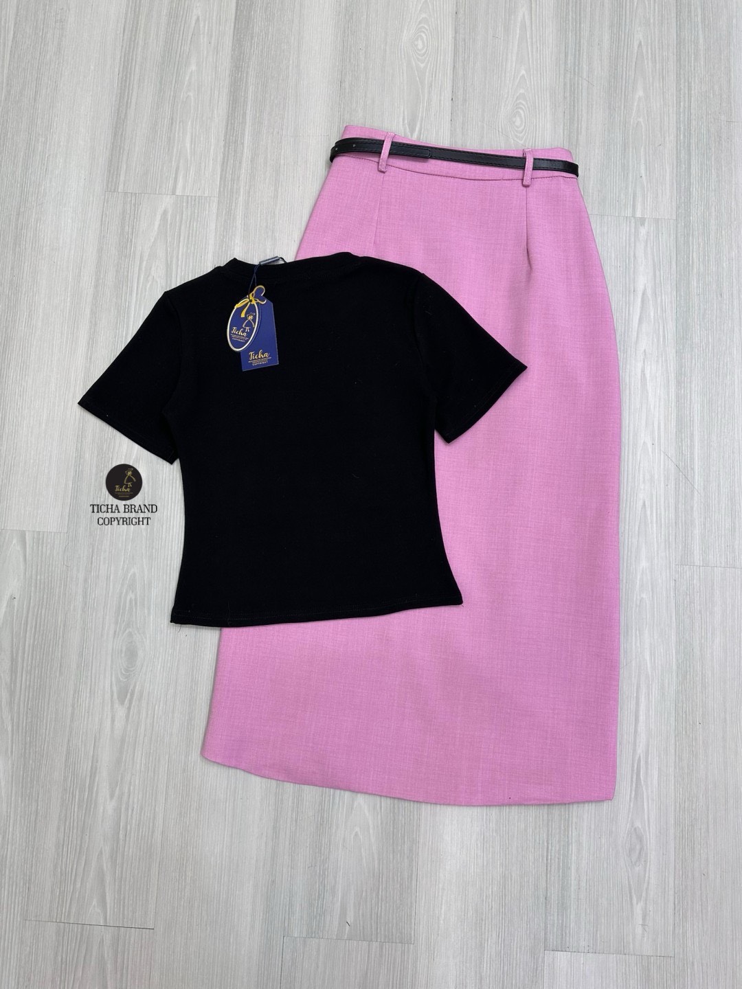Set 2 ชิ้น เสื้อยืดสีดำคอกลมแขนสั้นเนื้อผ้านิ่มดีใส่สบาย ด้านหน้าช่วงอกสกรีนลายกุหลาบสวย ตัวเสื้อทรงพอดีตัว มาพร้อมกับกรกโปรงเอวสูงทรงเอสีชมพู ตีเกร็ตยาวด้านหน้า ดีเทลผ่าหน้า(มีตะขอซิปหน้า) มาคู่เข็มขัดใส่ปรับเข้ารูปให้ทรงสวยดีไซน์เก๋ เนื้อผ้าดีมีซับใน ทร