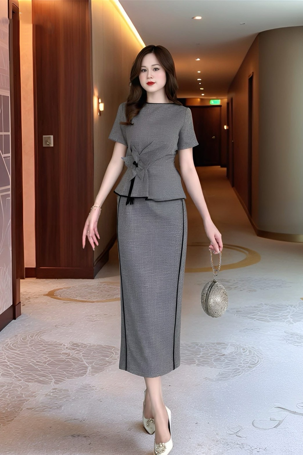 ชุด Set3ชิ้น เสื้อแขนสั้นสีเทา ดีเทลแต่งระบายและกุ้นสีดำชายเสื้อ (อกเสริมฟองน้ำ ซิปหลัง) และมีเข็มกลัดดอกไม้ มาพร้อมกระโปรงสีเทาทรงสอบดีเทลผ่าหลัง แต่งกุ้นสีดำด้านหน้าดีไซน์สวย (มีซิปหลัง)