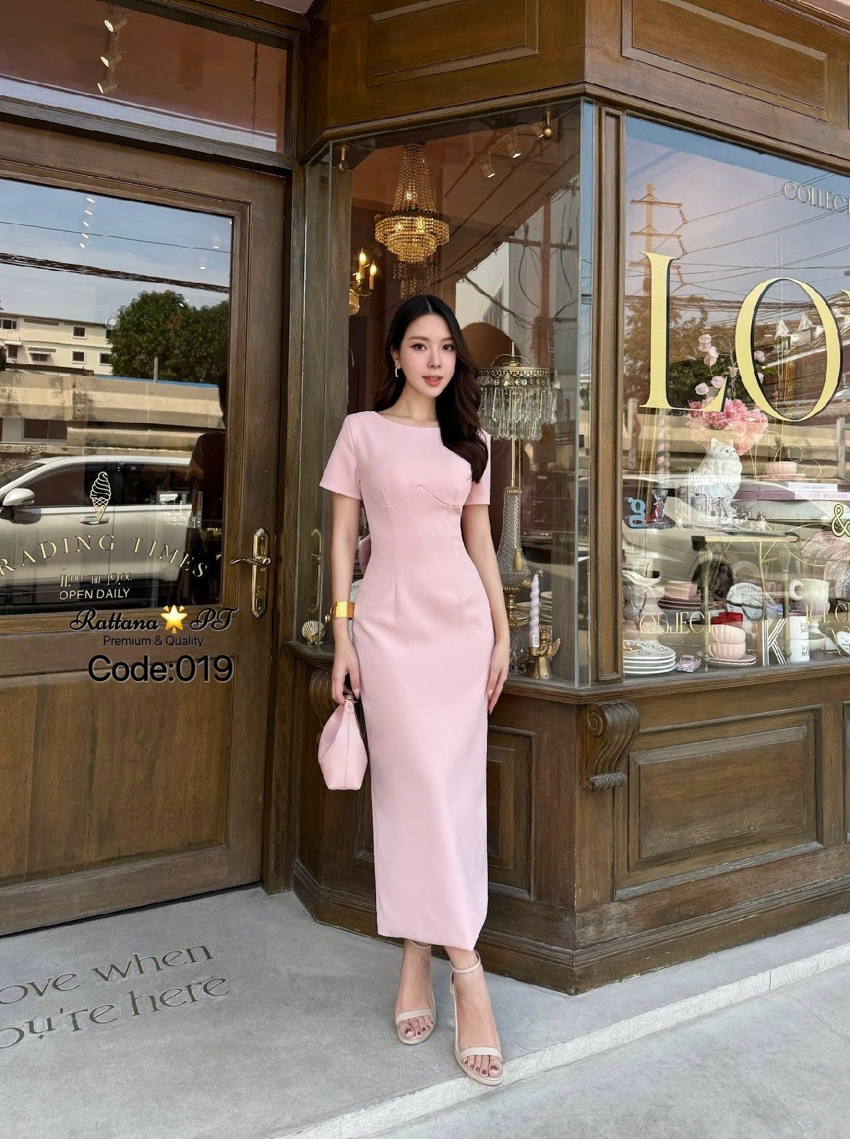 เดรส ทรงสวยมาก มีดีเทลโบหลังแต่งแต่งด้วยเข็มกลัดกุหลาบแดง สามารถถอดออกได้ น่ารักสุด สวยลงตัว หรูหรามาก ชุดมีซับในอย่างดี หน้าอกมีฟองน้ำ มีซิบด้านหลัง ด้านหลังมีผ่ากระโปรงให้ดูสวย เดินง่าย ใส่เที่ยว ออกงาน ดินเนอร์ งานแต่ง ปาตี้กับเพื่อน ปัง ปัง ปัง ช้าไม่