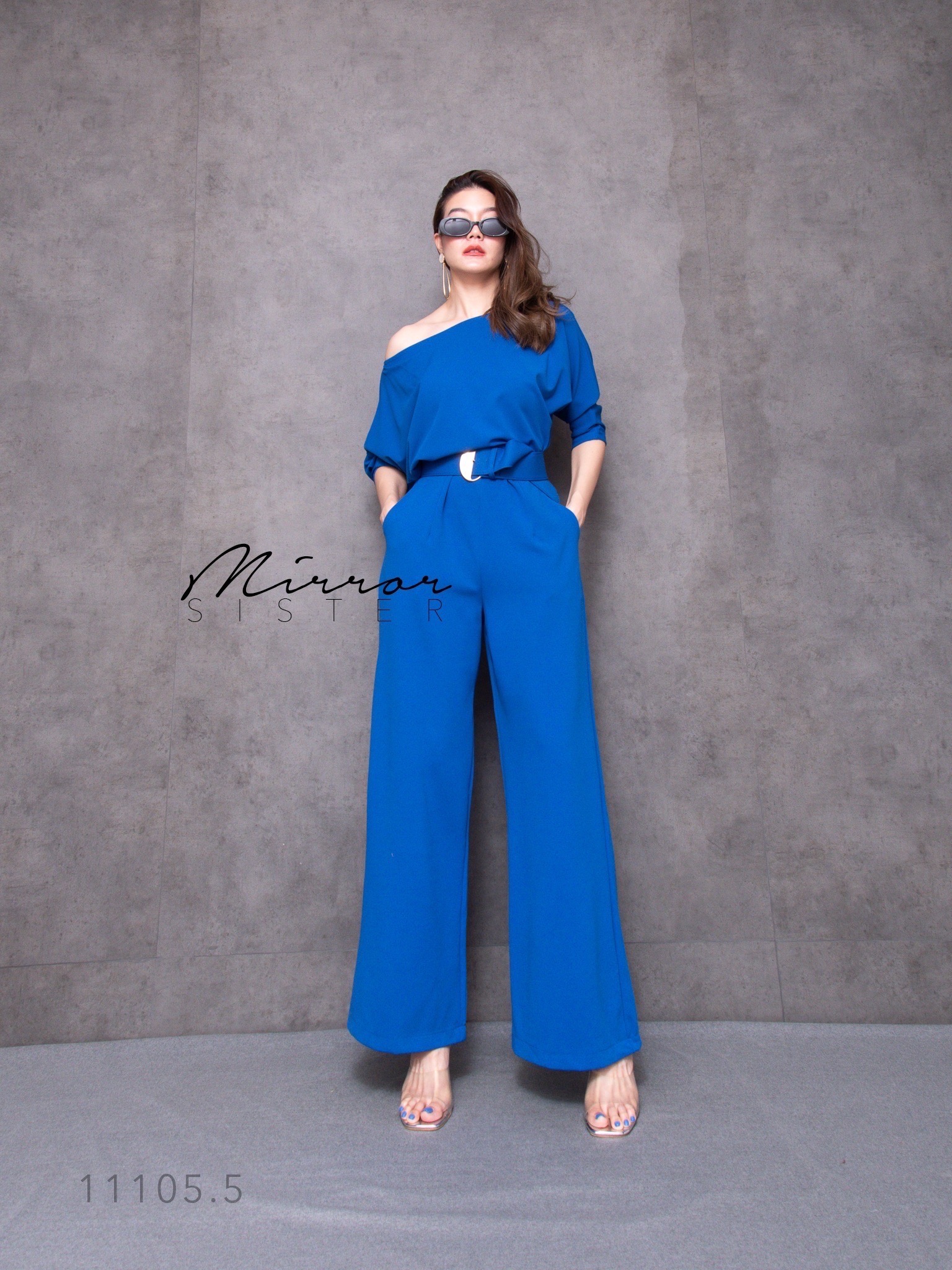 •Mirrorsister’s BiRKiN BeLT & PlaySuiT•• ชุดกางเกงทรงสวยมากกก แพทเทรินเป๊ะปังดีงามทั้งตัว ช่วงบนเป็นเสื้อไหล่ตกหรือปาดไหล่ ช่วงกางเกงทรงกระบอกใหญ่สวยมาก มาพร้อมเข็มขัดเส้นใหญ่สีเดียวกันกับชุดหัวมนๆอะไหล่ทอง เข้ากันเพอร์เฟคที่สุด สวยเรียบหรู เนื้อผ้าPREMIU