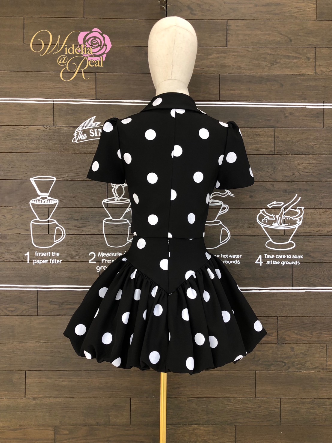 Set เสื้อกับกระโปรงสั้นทรงบอลลูน ตัวเสื้อทรงเชิ้ต แขนสั้น ติดกระดุมหน้า เนื้อผ้าลายจุด ผ้าดี มีน้ำหนัก ไม่บาง ตัวกระโปรงสั้น เอวสูง ซิปหลัง รุ่นนี้งานสวย ทรงเป๊ะ คัทติ้งเนี้ยบมากๆค่ะ รับรองใส่ออกมาไม่ผิดหวังการันตีให้เลย บอกเลยห้ามพลาดเด็ดขาดงานดีงานสวยจร