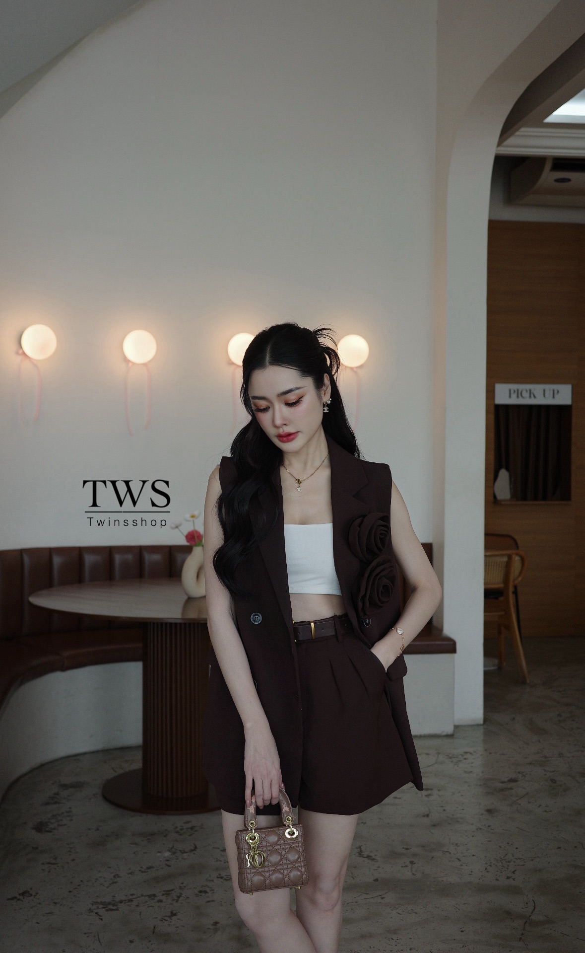 Set3ชิ้นเสื้อเบเซอร์+กางเกง+เข็มขัด เสื้อเบเซอร์แขนกุดคอวีสีน้ำตาลกระดุมด้านหน้าใช้งานได้จริงมาคู่กับกางเกงทรงเอวสูง+เข็มขัด ดอกกุหลาบสองดอกเป็นเข็มกลัดสามมารถถอดออกได้