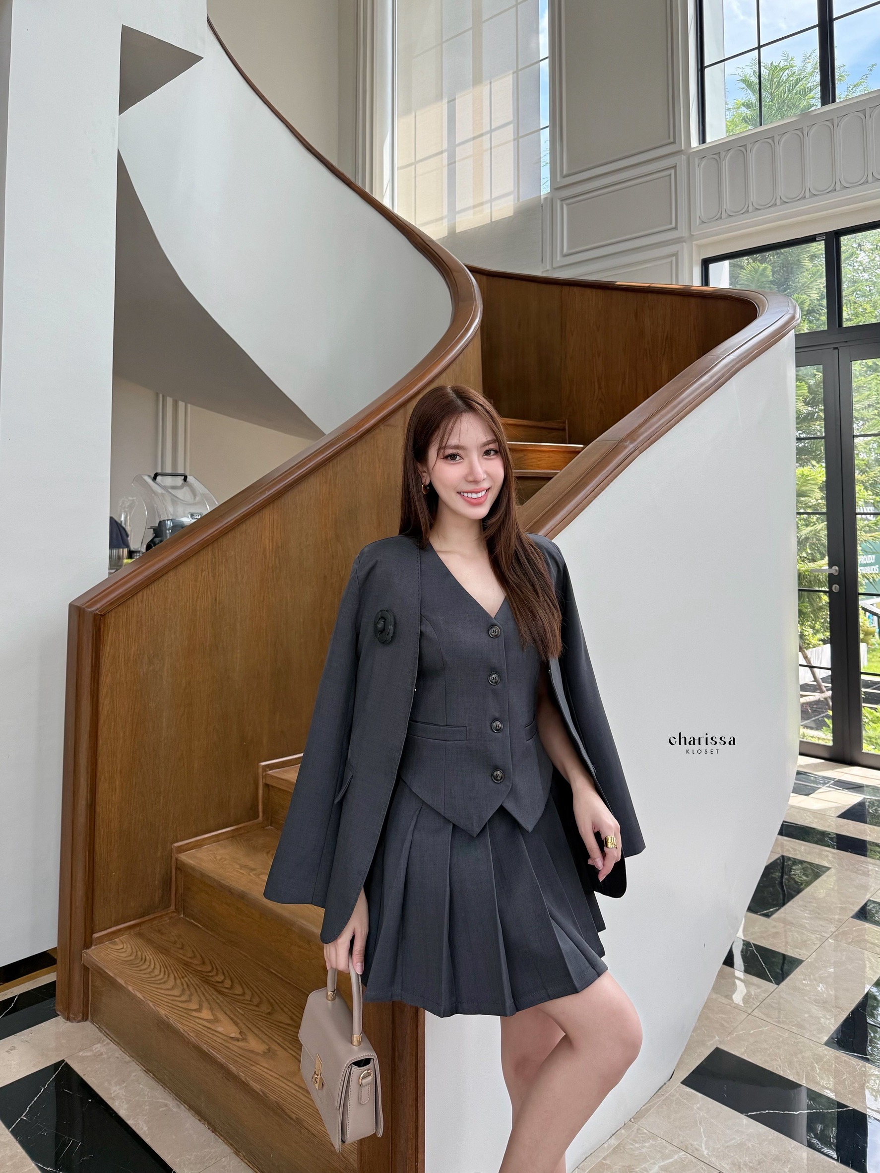 เซ็ท 4 ชิ้น เสื้อสูท+เสื้อ vestด้านใน +กระโปรง(กางเกงเป็นซับใน)+เข็มกลัดดอกไม้ ใช้ผ้าเดียวกันทั้งเซ็ท ตัวเสื้อสูทมีซับในอย่างดี เสริมรองบ่าบางๆเพื่อให้เป็นทรงสวย มีตะขอใส่แบบติดก็ได้น๊า กระโปรงซิปข้าง ซับในเป็นกางเกง เนื้อผ้ามีTexture สวย ยับยากก #ชุดใส่ท