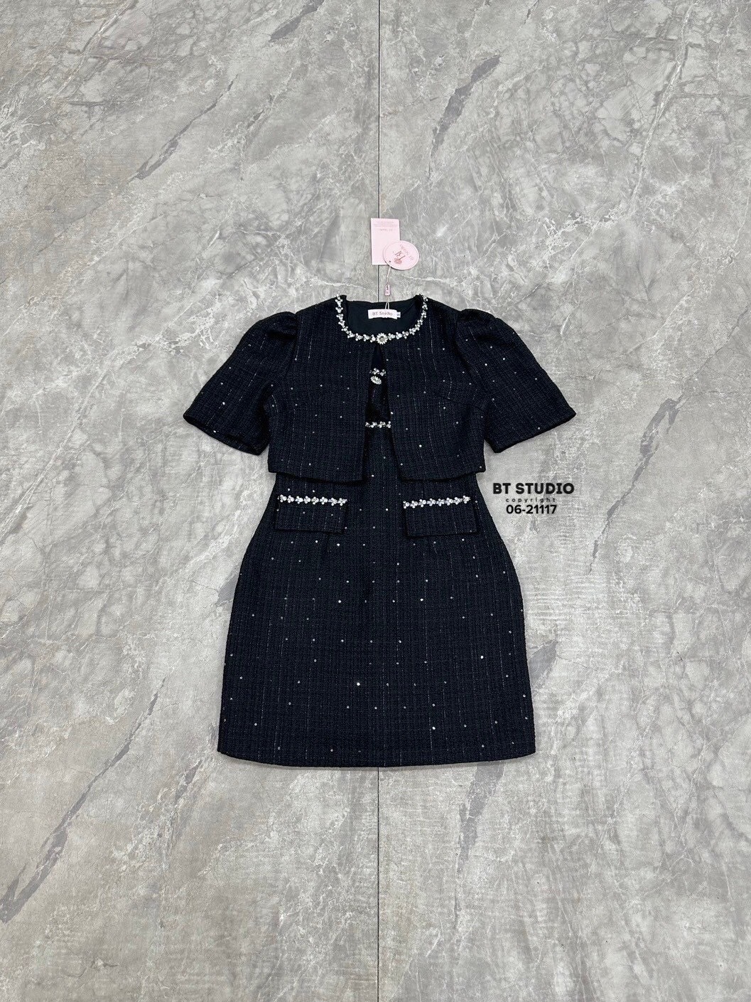 TAG : BT studio DETAIL : เซท 2 ชิ้น เดรสสั้นเกาะอกเนื้อผ้าทวิสต์ทอลายแน่น ๆ มีแซมกริตเตอร์ ขอบอกและใต้อกเย็บเพชรเรียงแถว กลางอกแต่งเพชรลายดอกไม้ อกเสริมฟองน้ำ ซิปหลัง แมทซ์กับเสื้อคลุมแขนสั้นแต่งขอบช่วงคอเป็นเพชรเรียงแถว งานสวยเนื้อผ้าดี คัตติ๊งสวยมีซับใน