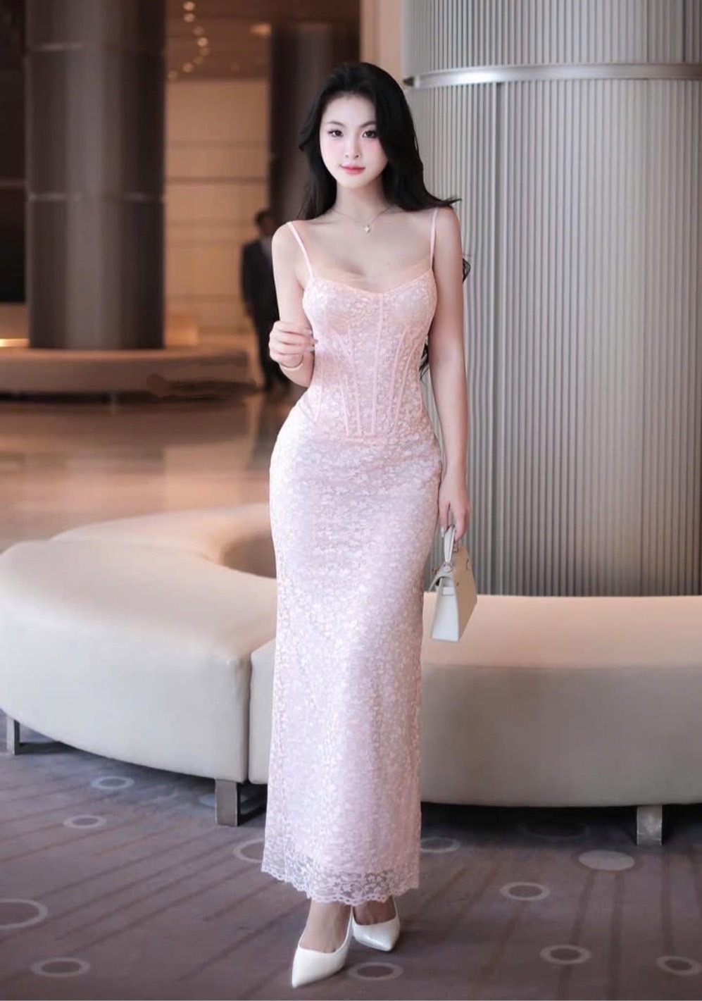 เดรสยาวสายเดี่ยวเข้ารูปผ้าลูกไม้มีเทกเจอร์งานสายปรับได้ผ้าลูกไม้เนื้อนิ่มใส่สบายเมาะกับเมืองไทยที่สุดอกมีฟองน้ำเสริมเพิ่มทรงสวยช่วงตัวงานเข้ารูปชายกระโปรงบานเล็กน้อยชายกระโปรงลูกไม้ฉลุเก๋ๆงานมีซิปหลังและซับทั้งชุด งานทรงสวยใส่สวยเก็บหุ่นดีมากๆใส่ออกงานออก