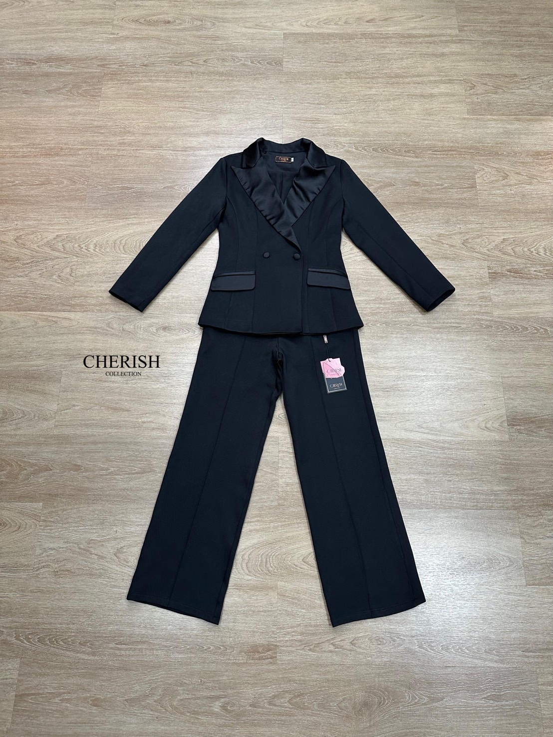 Setsuit เสื้อ+กางเกง ที่เรียบหรูดูแพง ทรงสวย ใช้ผ้าดี ตัวเสื้อสูทแขนยาวคอปกช่วงคอและกระเป๋าตกแต่งผ้าซาติน ตัวกางเกงเอวสูงขากระบอกใส่แล้วขาดูเรียวยาวสุดๆ ชุดนี้ใส่แล้วเด่นสุดๆ ต้องมีสักชุดแล้วนะคะ
