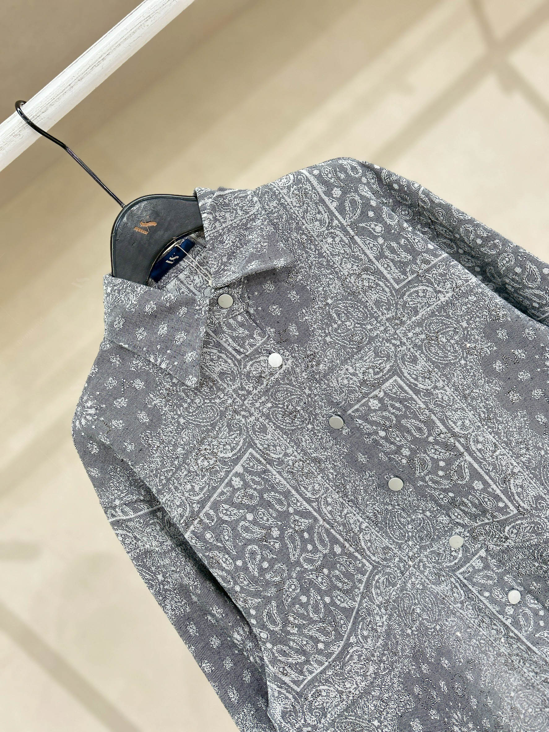 เสื้อแขนยาวลายนํ้าติดเพชร