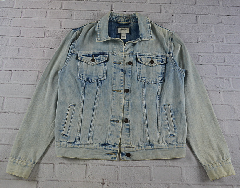 FOREVER 21 อกจริง40' (M) เสื้อแจ็คเก็ตยีนส์ เสื้อยีนส์แขนยาวหญิงชาย เนื้อผ้ายีนส์นุ่มใสสบาย มีกระเป๋าข้างนอกและใน สภาพดีมาก