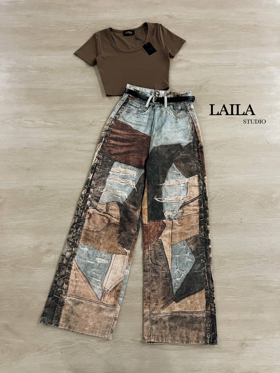 Tag: LAILA Detail: Set เสื้อ+กางเกง+เข็มขัด เสื้อแขนสั้นทรงกึ่งครอป งานผ้ายืดหยุ่นเด้งสวย มาในโทนสีน้ำตาลม่อคค่า มาพร้อมกางเกงยีนส์💯 ขายาวงานนำเข้า ทรงบอยๆปล่อยๆ แต่งลายวินเทจเก๋สุดๆ พร้อมเข็มขัดหนังสีดำ ยีนส์ทรงดีสุดๆคุ้มค่าาการันตีเต็มสิบไม่หักค
