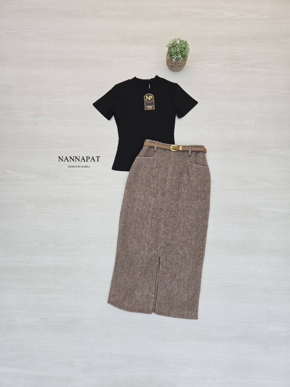 TAG :: NANNAPAT (NP) ♡DETAILS♡ ®️ มาแนวเรียบหรูดูดี งานเบสิคคลุมโทน ใส่ได้บ่อย ผ้าดีมากๆ เกินเบอร์เลยคะ เซ็ทนี้ได้ไป 3 ชิ้นเลบนะคะ ทำถึงสุดๆ 🤩🤩