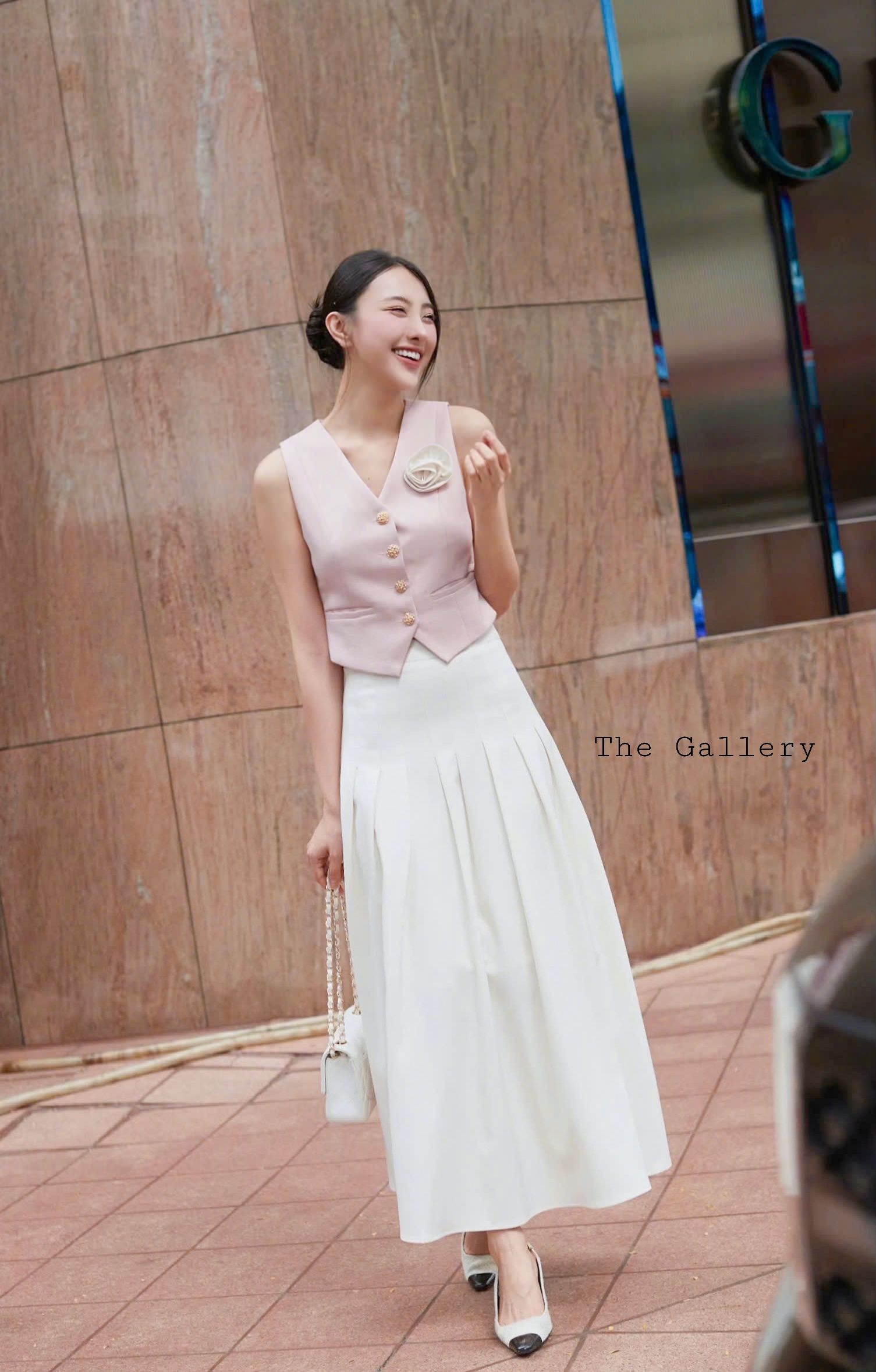 ชุด set พร้อมเข็มกลัดดอกไม้ เสื้อกั๊กทรงสวยและกระโปรงจับจีบรอบชิคสุด ๆ เนื้อผ้าพรีเมี่ยม สวยครบจบในชุดเดียว ราคาสุดคุ้มมากเวอรรรร์ จะทำงาน/ใส่ไปที่ใด ๆ คือ เริ่ดด ห้ามพลาด ตำด่วน.