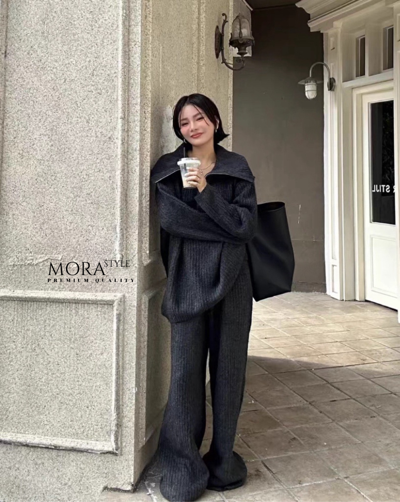 เซ็ท 2 ชิ้น เสื้อไหมพรมแขนยาวมีซิปรูดช่วงคอ มาพร้อมกับกางเกงขายาวผ้ายืดหยุ่นใส่สบาย เป็นงานไหมพรหมผ้าร่องทั้งเซ็ท เป็นอีกหนึ่งคอลเลคชั่นแนะนำสำหรับหนาวนี้เลยค่าาา