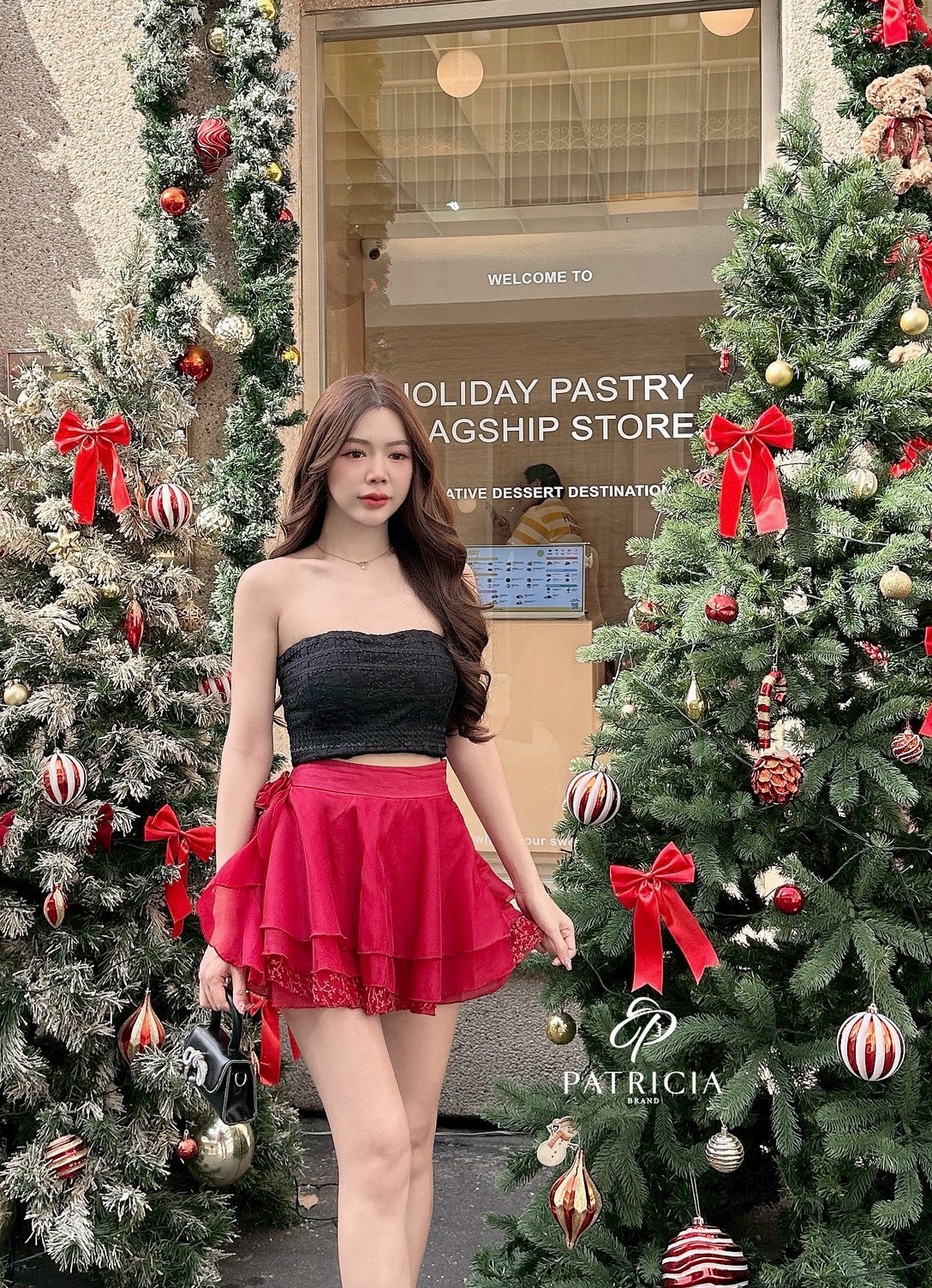 Set 2ชิ้น เกาะอก+กระโปรง🔥 เซ็ทนี้ตัวเสื้อเป็นทรงเกาะอกเข้ารูป ใช้ผ้าลูกไม้สีดำและมีซับในด้านในมีฟองน้ำอย่างดี และเย็บขอบด้วยยางกันลื่น เป็นงานซิปหลัง