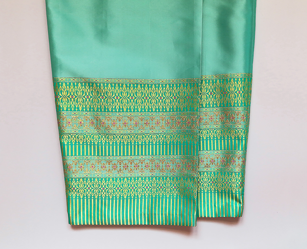 ผ้าถุงไหมสำเร็จรูป (สีฟ้า) งานตัดเย็บประณีต อัดผ้ากาวตามสีของผ้าถุง เนื้องานดีเกรด A (รอบเอว 30 นิ้ว)