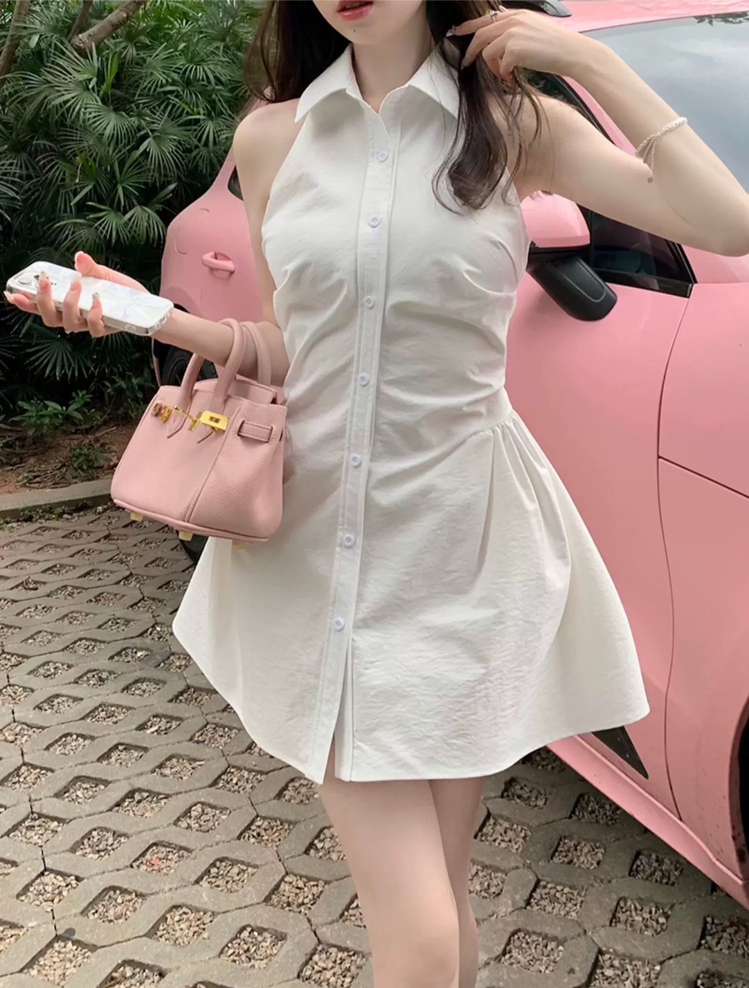 เซต3ชิ้น.. สีขาวแบบฉบับผู้ดี เสื้อคอปกกระดุมหน้า ดีเทลเก๋ทั้งตัว ดีเทลเสื้อหน้าสั้น ด้านหลังยาว เนื้อผ้านิ่มรีดง่าย สวมใส่สบาย ++กางเกงขาสั้นเนื้อผ้าและสีเดียวกัน ซับในอย่างดีทั้งตัว มีกระเป๋าใช้งานได้จริง ซิปหลัง ++กระเป๋าทรงดอกไม้สีทอง สวยหรูมากๆคะ